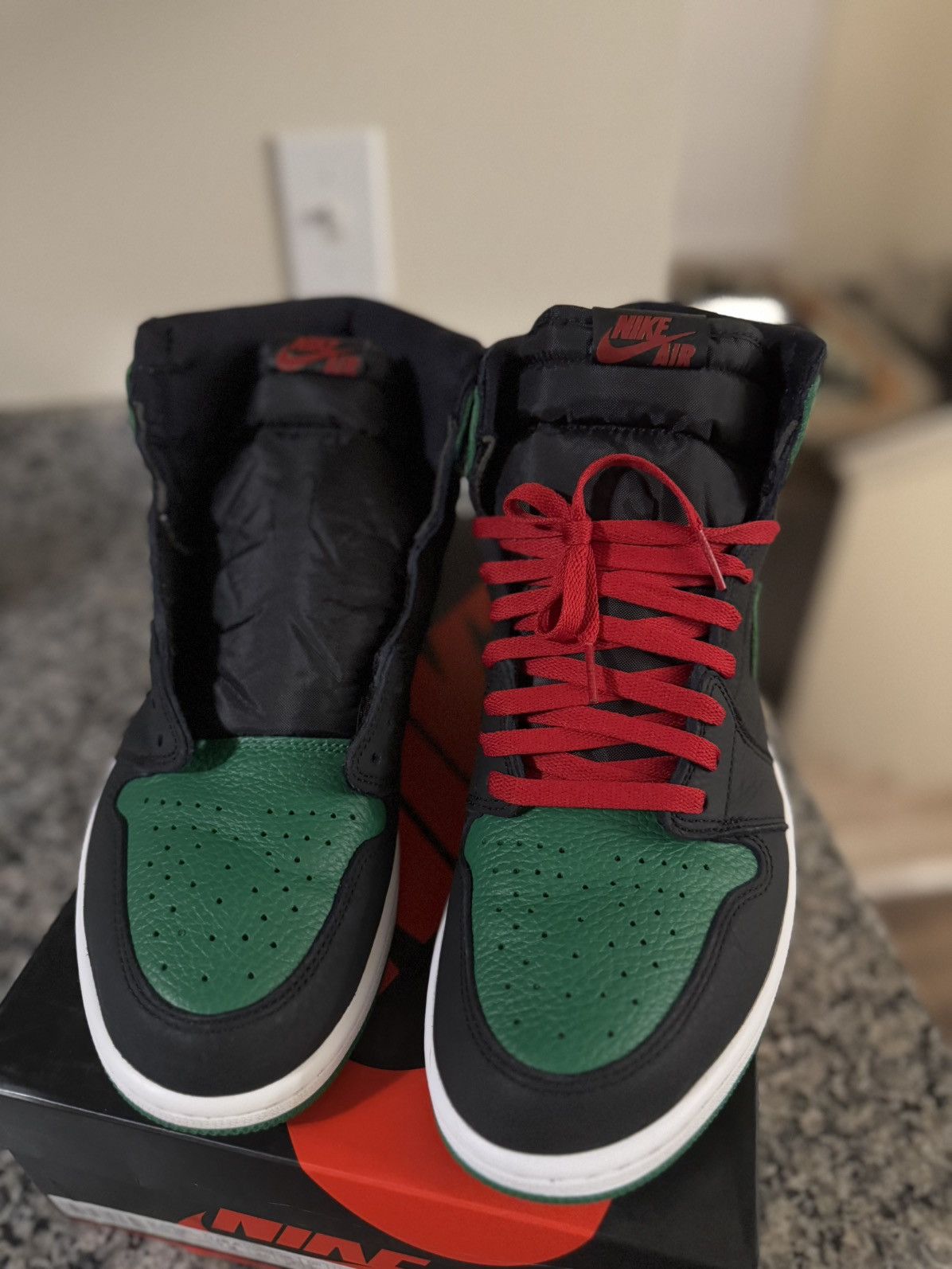 Jordan Brand × Nike Jordan 1 Pine Green Size 12 (555088-030) W BOX Size US 12 / EU 45 - 4 Thumbnail