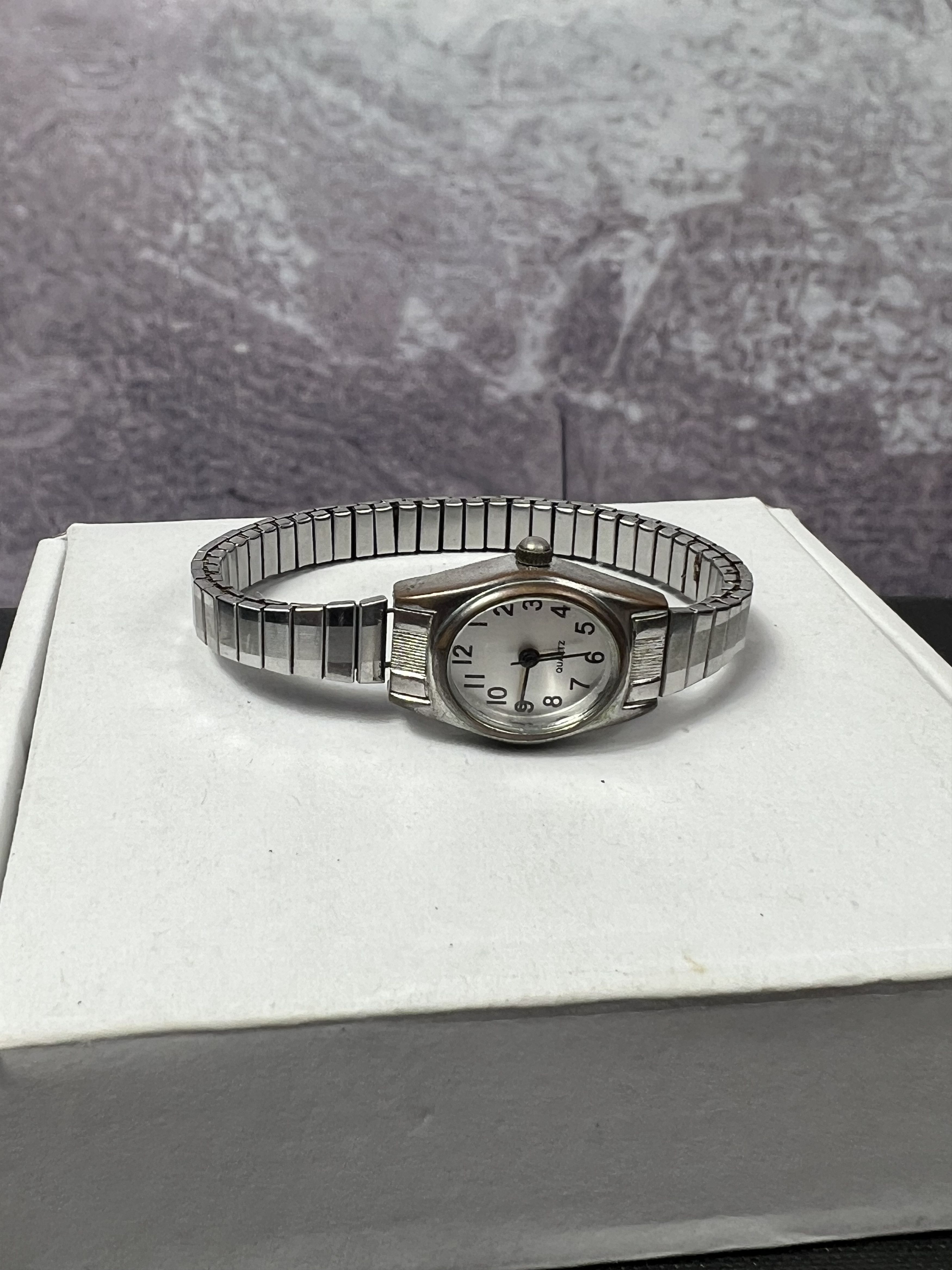 Vintage Futuristic Minimalistic Quartz Japanese Style Bracelet Watch Size ONE SIZE - 2 Thumbnail