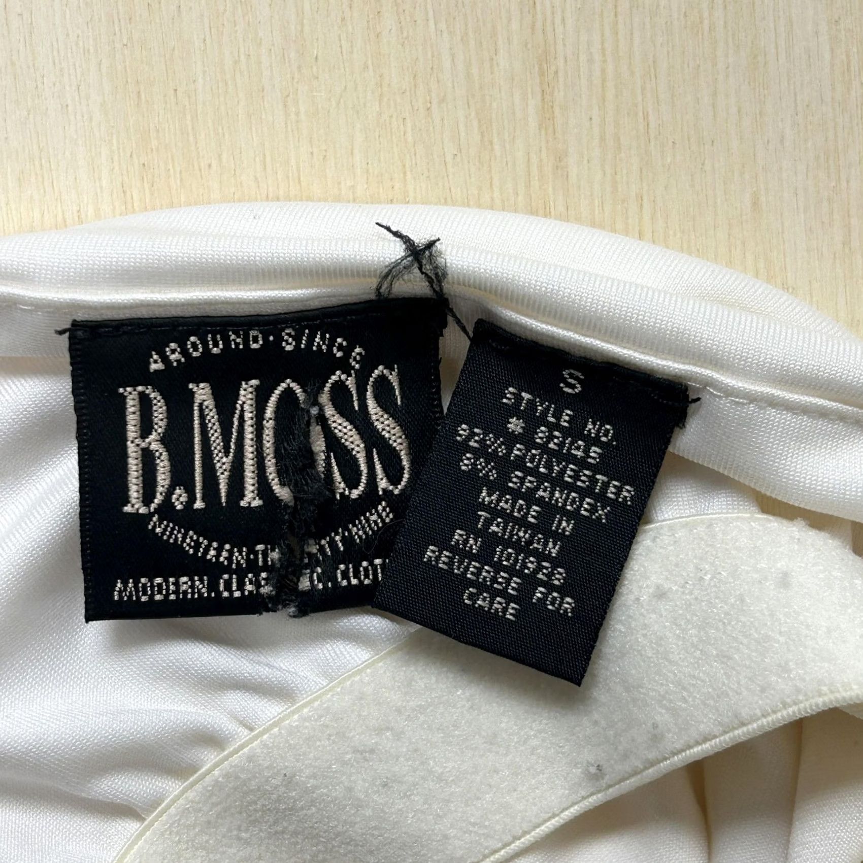 Vintage VINTAGE B. MOSS Tank Top Womens Small White Spaghetti Strap Camisole Lined Camisole Shirt Cami WomensS White Spaghetti Strap Camisole 90s Mens Womens Size S / US 4 / IT 40 - 4 Thumbnail