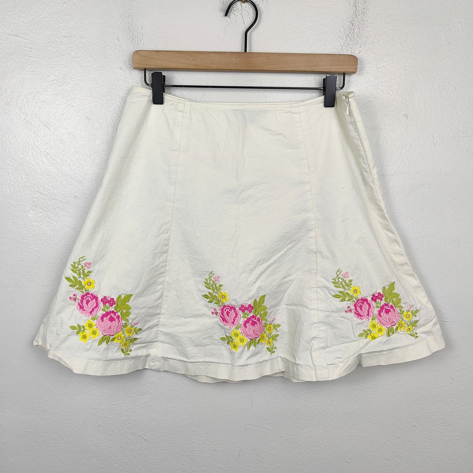Betsey Johnson Vintage Y2K Betsey Johnson Embroidered Skirt Womens 6 White Size 28" / US 6 / IT 42 - 1 Thumbnail