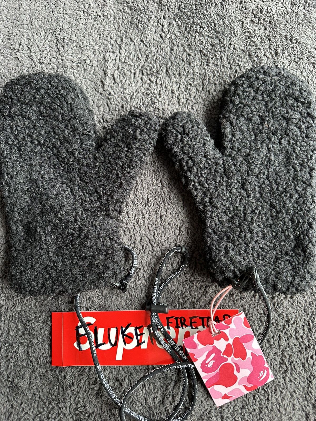 Bape BAPE Shark Boa Mittens Size ONE SIZE - 4 Thumbnail
