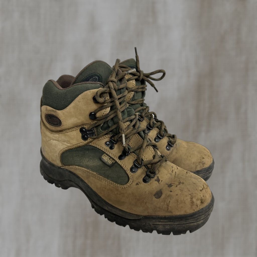Vasque Vasque Skywalk Boots Mens 9 Brown Leather Lug Olive GTX Tri V VASQUE 7190 Skywalk Tri V Lug Brown Leather w/Olive Hiking Boots GTX Size US 9 / IT 39 - 1 Thumbnail