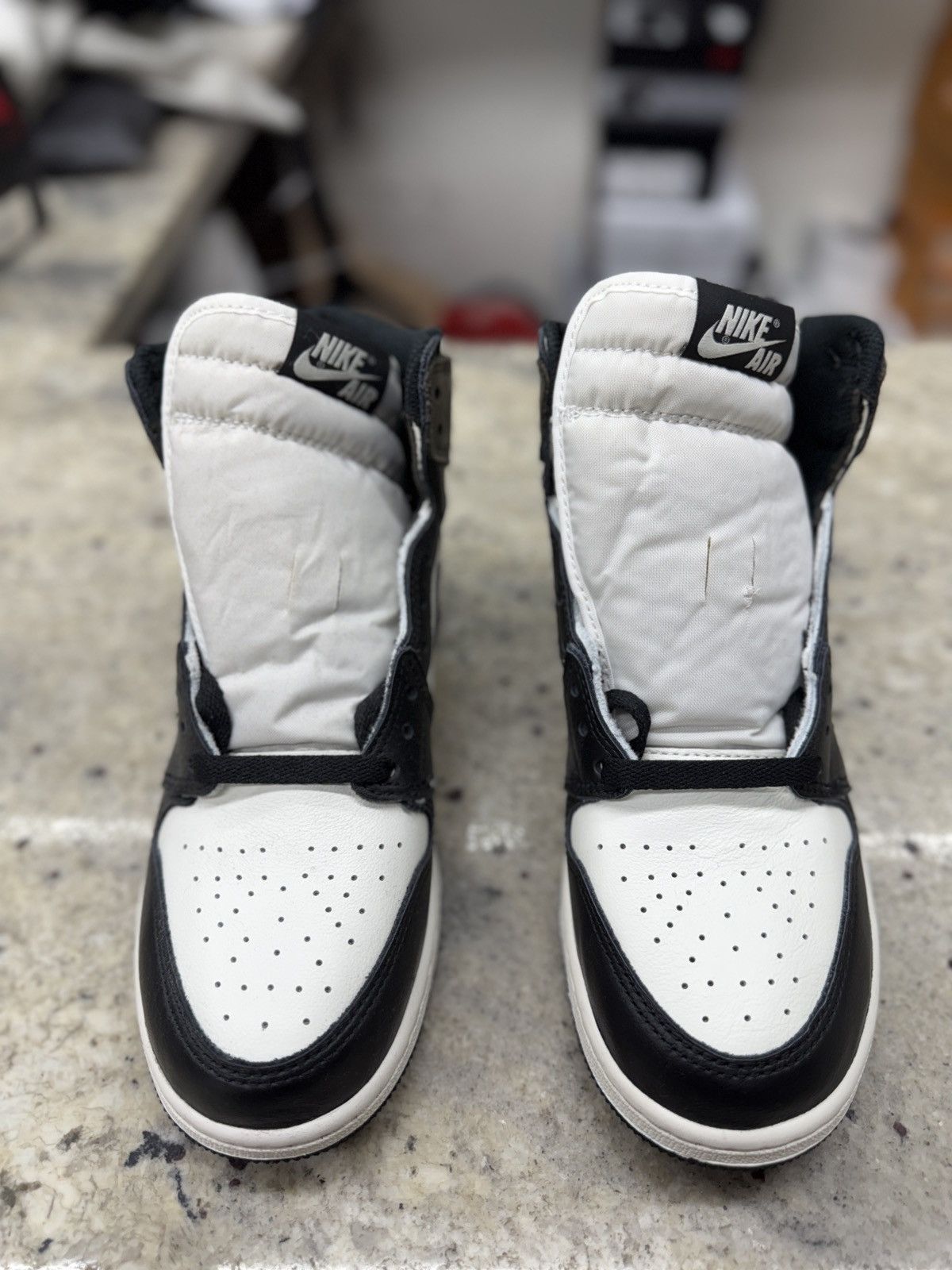 Jordan Brand Air Jordan Mocha 1s Size US 7 / EU 40 - 3 Thumbnail