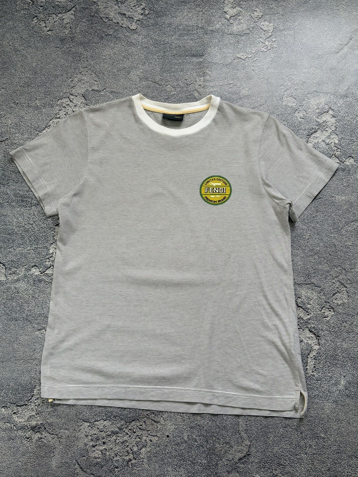 Fendi Fendi Kids Striped Logo Patch T-Shirt Gray White Size 12+ Size XS / US 0-2 / IT 36-38 - 1 Thumbnail