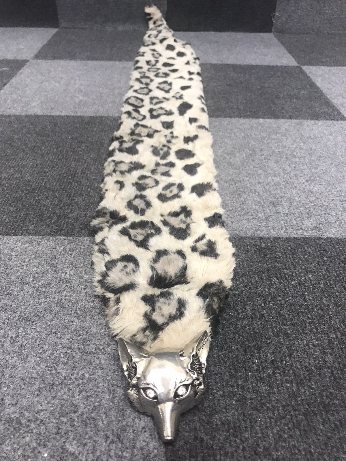 Designer × Japanese Brand Very Rare Archival MILK Faux Fur Scarf with Wolf Brooch Size ONE SIZE - 3 Thumbnail