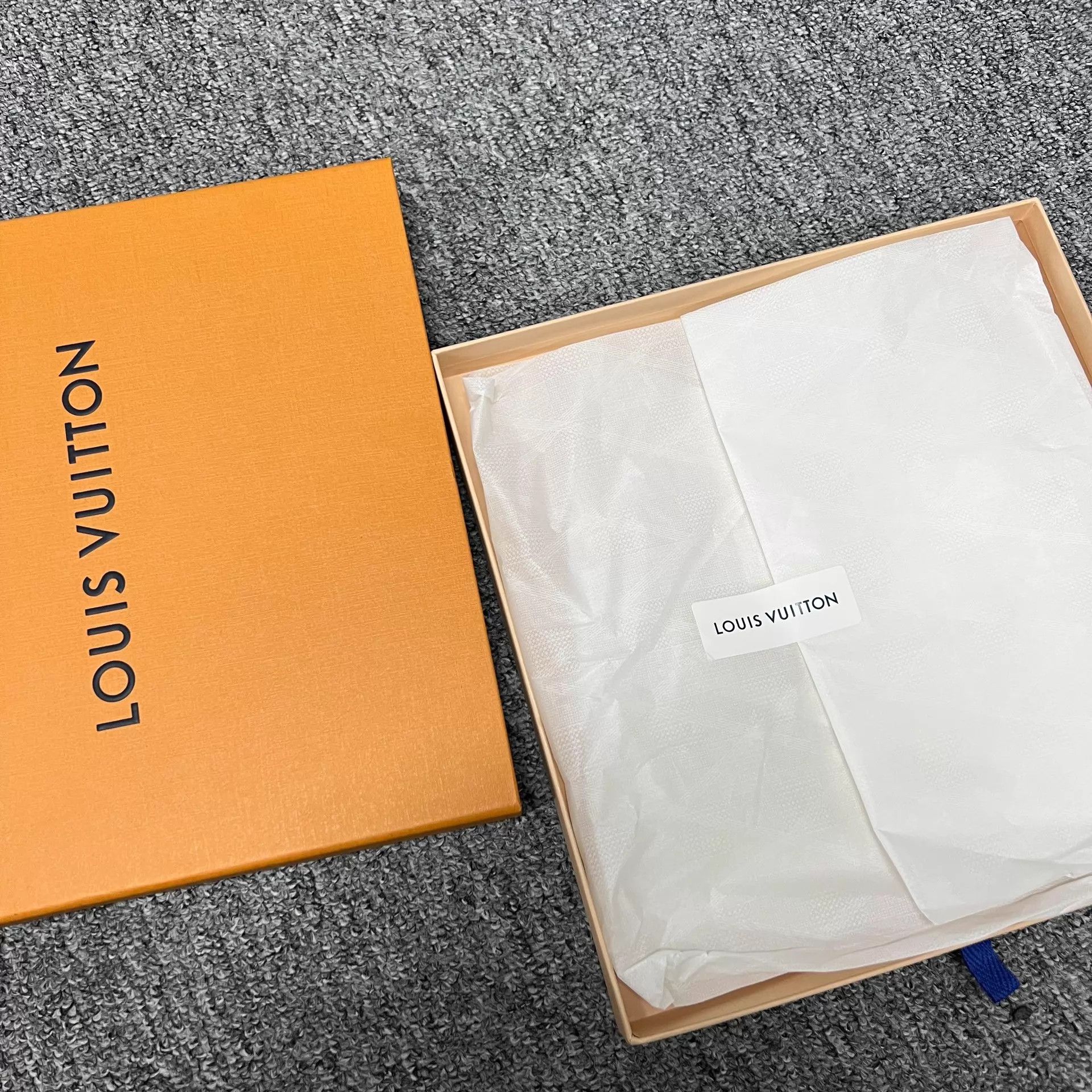 Louis Vuitton LV Xmas Monogram Trunk Silk Scarf 90x90cm Unused Size ONE SIZE - 2 Thumbnail