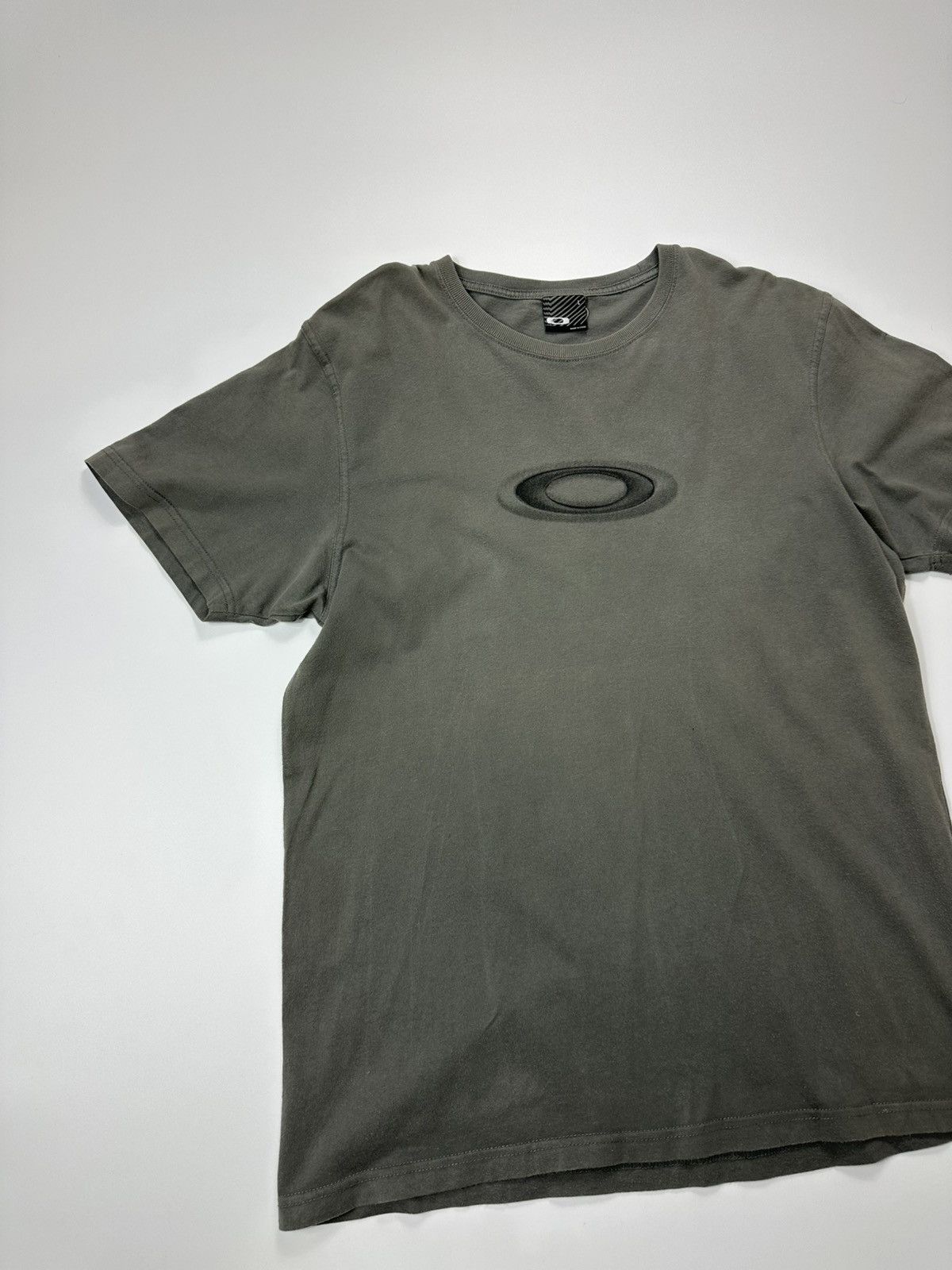 Oakley Vintage Oakley T-shirt Big Centre Logo Gray Size US L / EU 52-54 / 3 - 3 Thumbnail