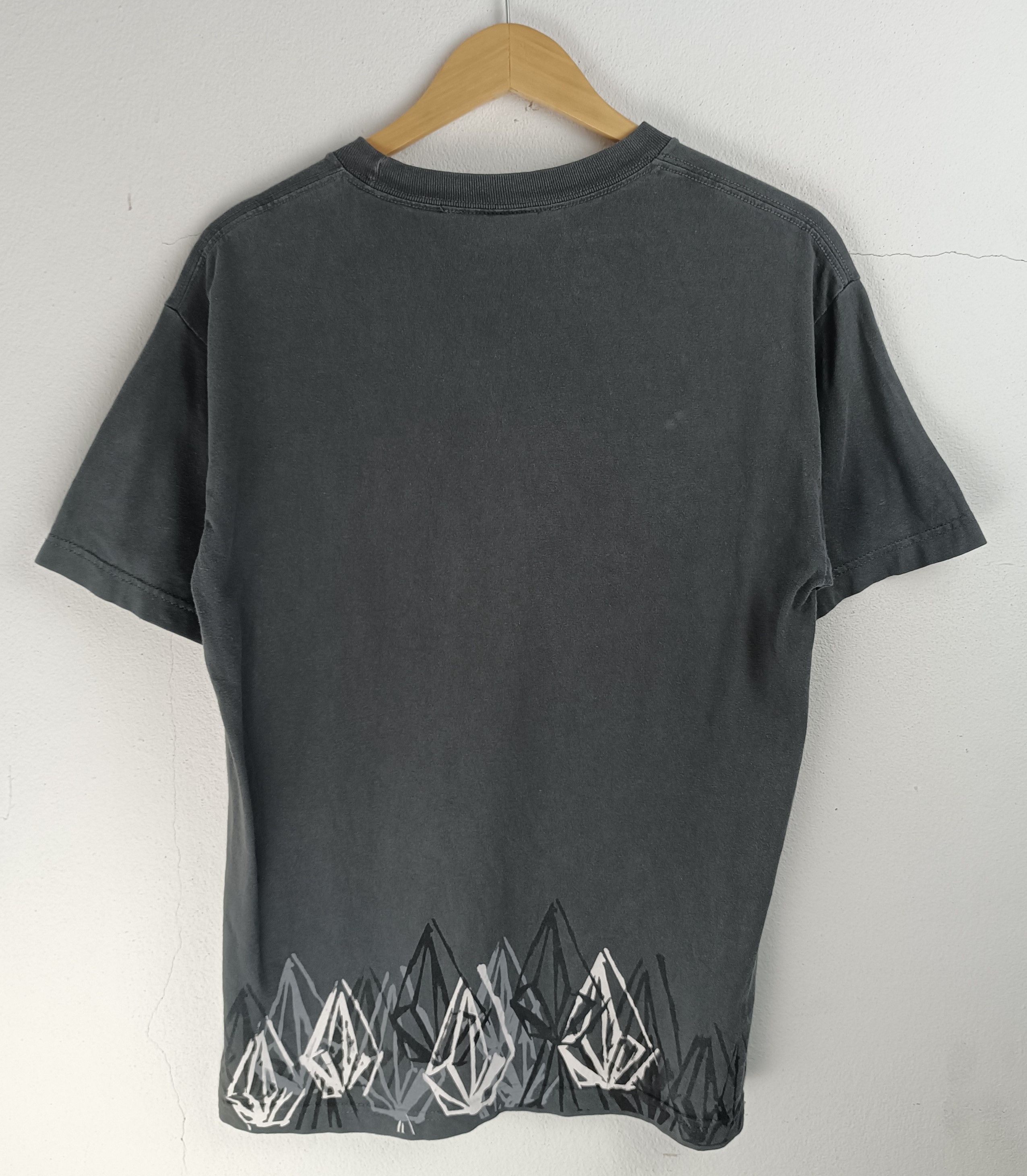 Vintage VINTAGE 2000s VOLCOM CLASSIC AOP SKATEBOARDING GRUNGE Y2K Ts Size US M / EU 48-50 / 2 - 4 Thumbnail