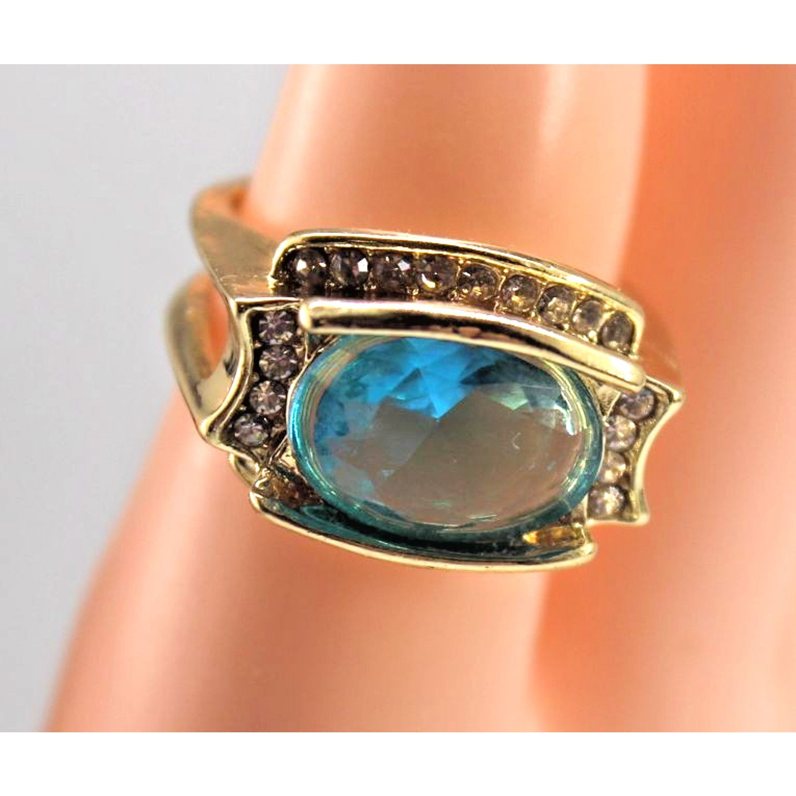 Other Agua Blue Oval Clear Stone Rhinestone Surrounded Ring •Sz 9 Size ONE SIZE - 1 Thumbnail
