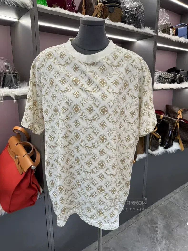 Louis Vuitton Louis Vuitton Full logo short sleeve T-shirt Size US L / EU 52-54 / 3 - 3 Thumbnail