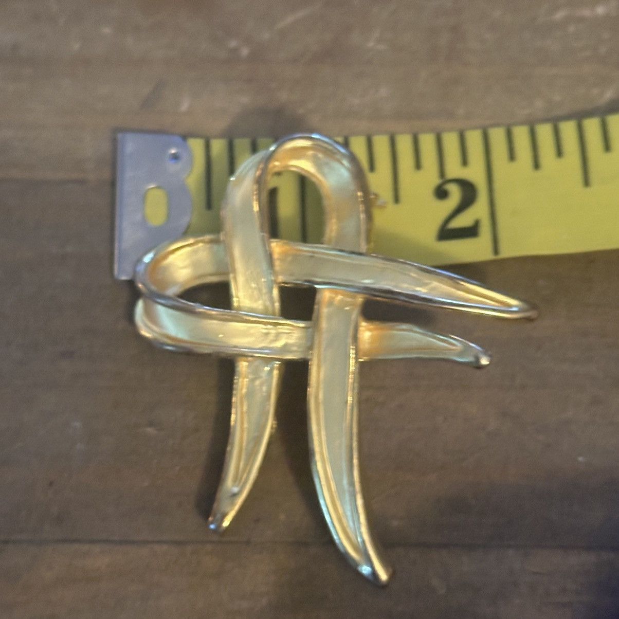 Vintage Vintage gold tone intertwined ribbon pin Size ONE SIZE - 3 Thumbnail