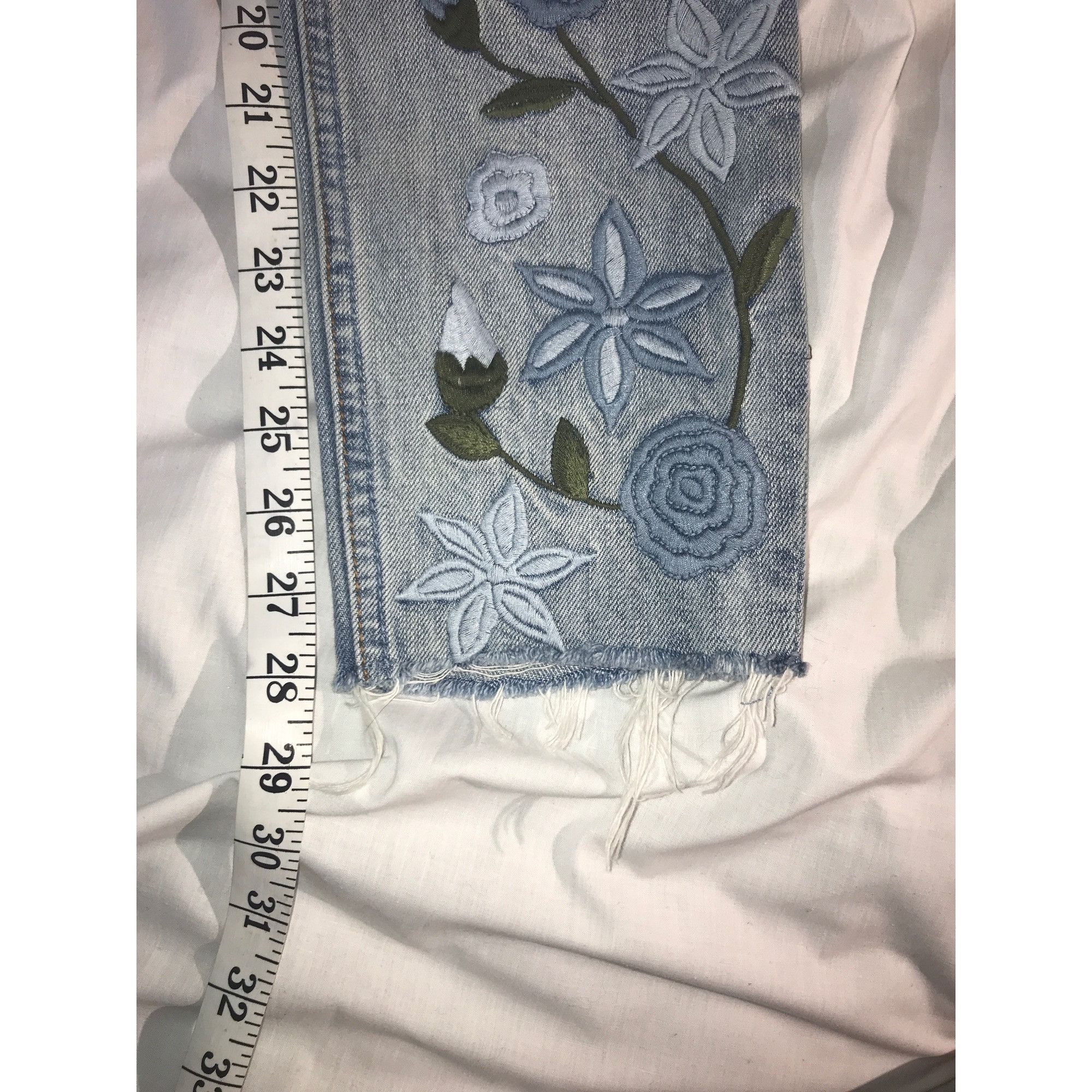 Free People Free People Women Light Blue Flower Embroidered Raw Hem Jean Size 24" / US 00 / IT 34 - 7 Thumbnail