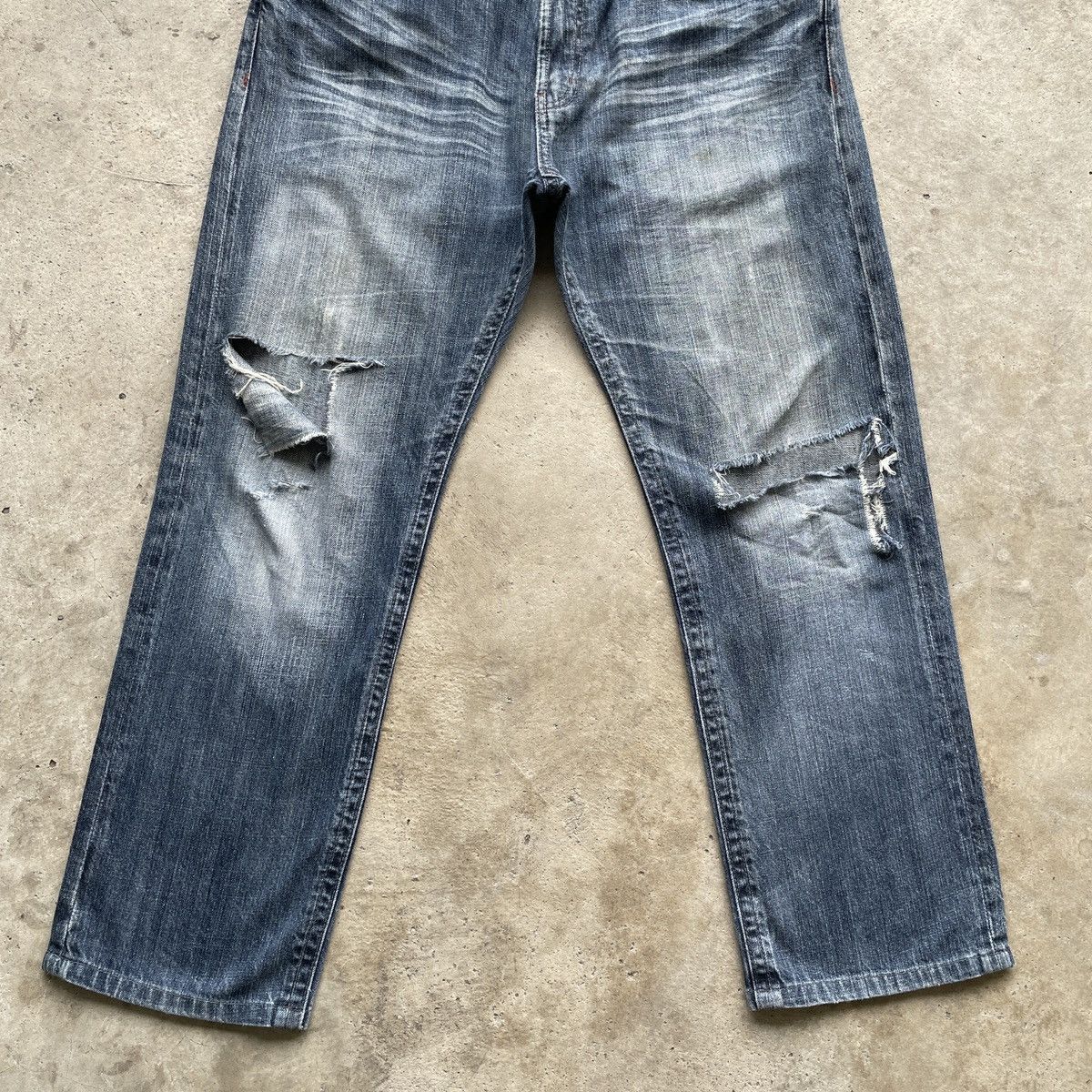 Japanese Brand Vintage Distressed Japanese Faded Denim Jeans Pants W35x28.5 Size US 35 - 4 Thumbnail