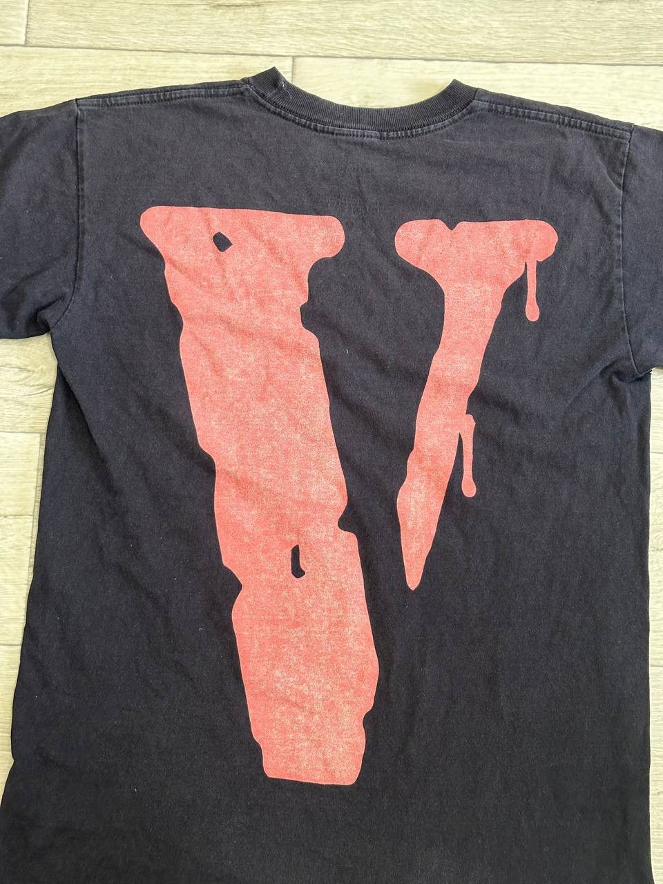 City Morgue × Vlone Vlone x City Morgue Blood V Logo T-Shirt Black Size M Size US M / EU 48-50 / 2 - 2 Thumbnail