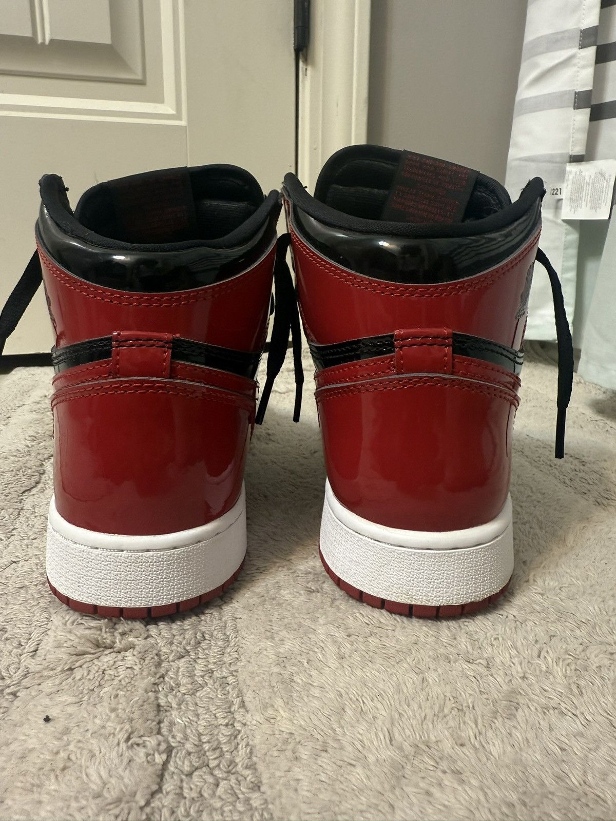 Jordan Brand Jordan 1 High Patent Bred Size US 7 / EU 40 - 3 Thumbnail