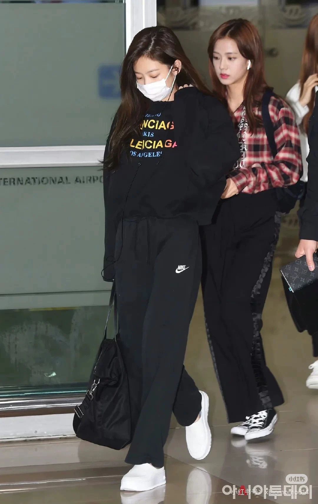 Balenciaga balenciaga black hoodie with colorful logo Size US XS / EU 42 / 0 - 2 Thumbnail