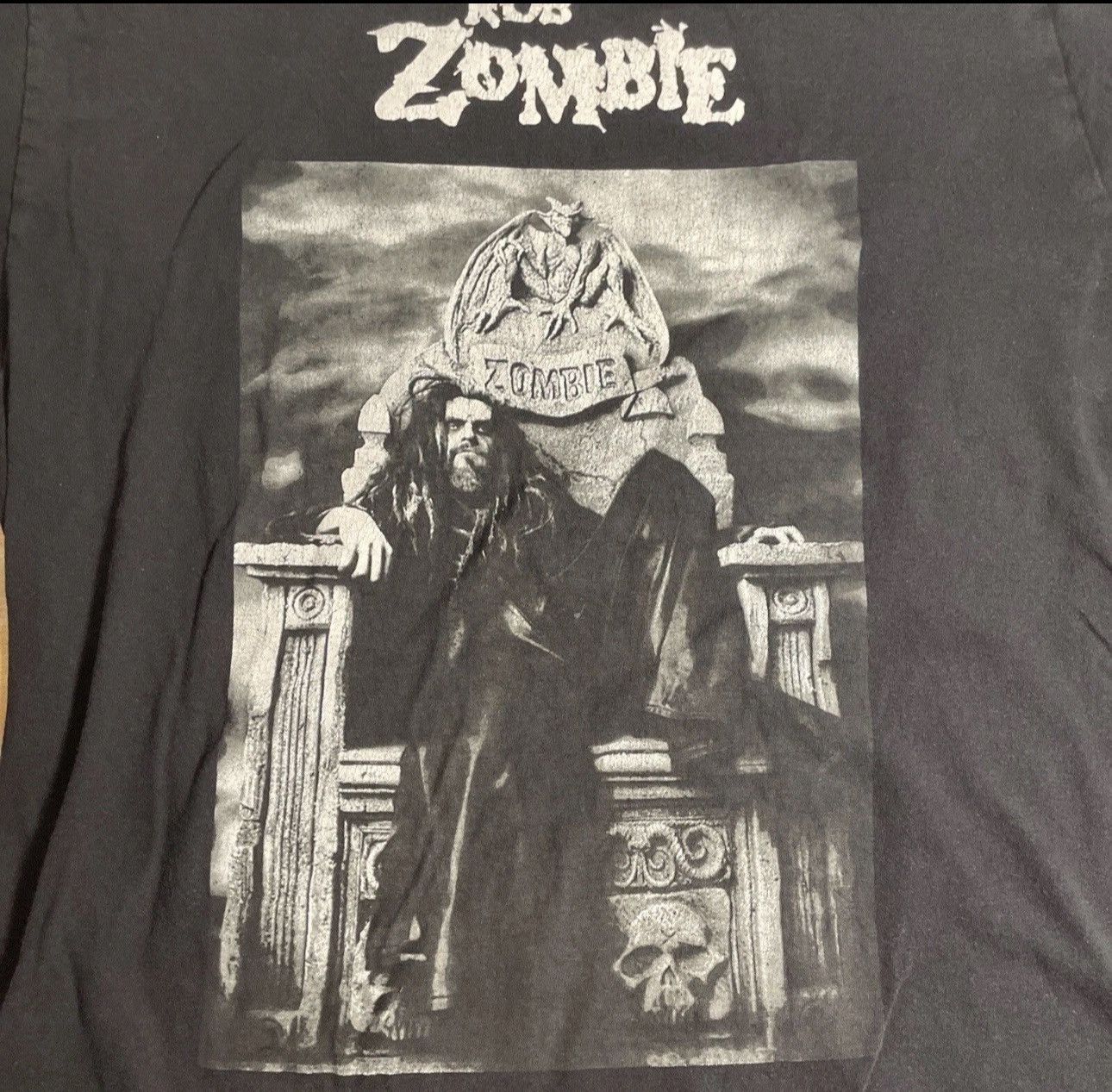 Other ROB ZOMBIE T-SHIRT Graveyard Tomb Stone Chair Black Graphic Size US XL / EU 56 / 4 - 1 Thumbnail