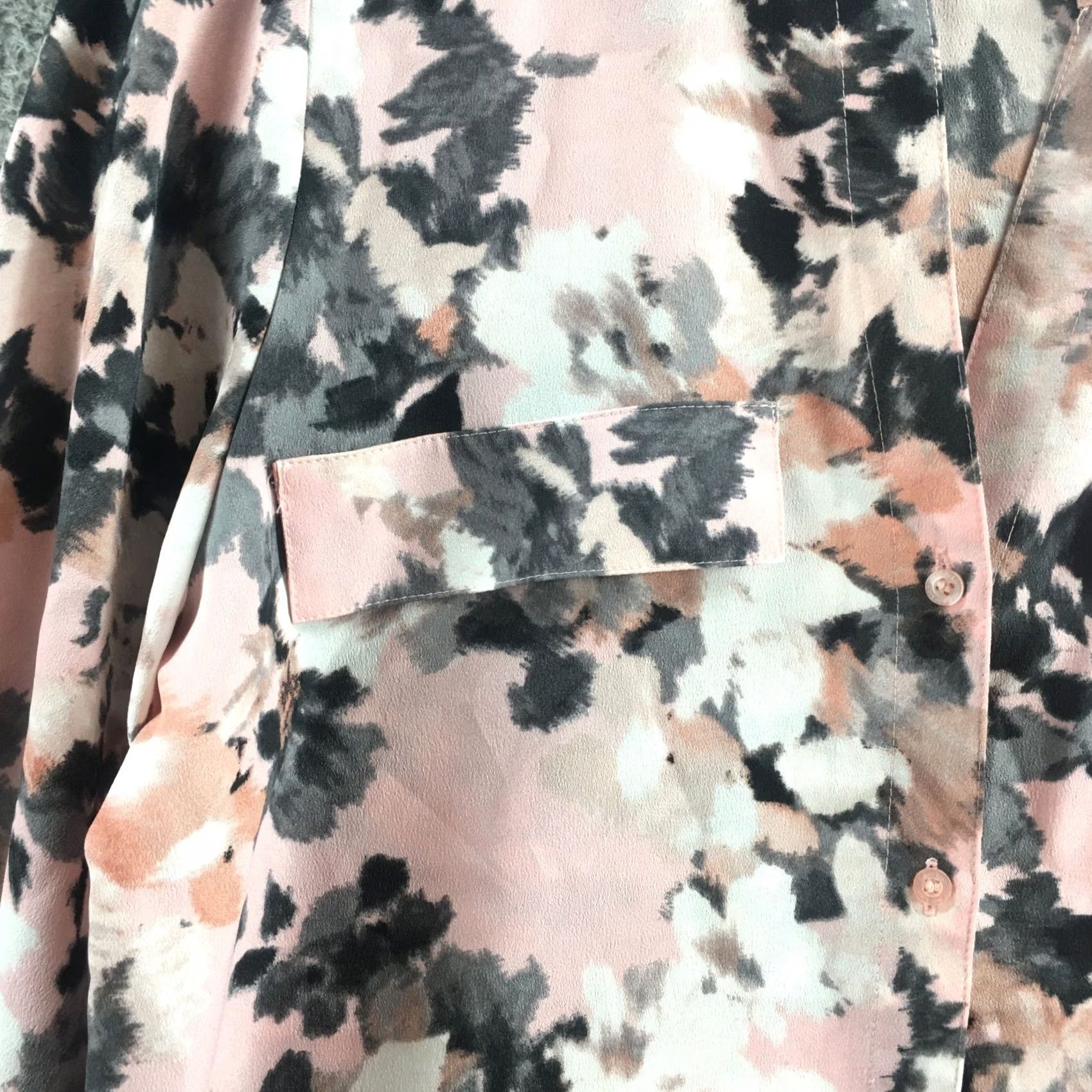 Calvin Klein Calvin Klein Blouse Top Womens M Pink Floral Long Sleeve Casual V-Neck Roll Tab Sleeve Shirt Pattern Floral Ladies Mens Womens Size M / US 6-8 / IT 42-44 - 4 Thumbnail