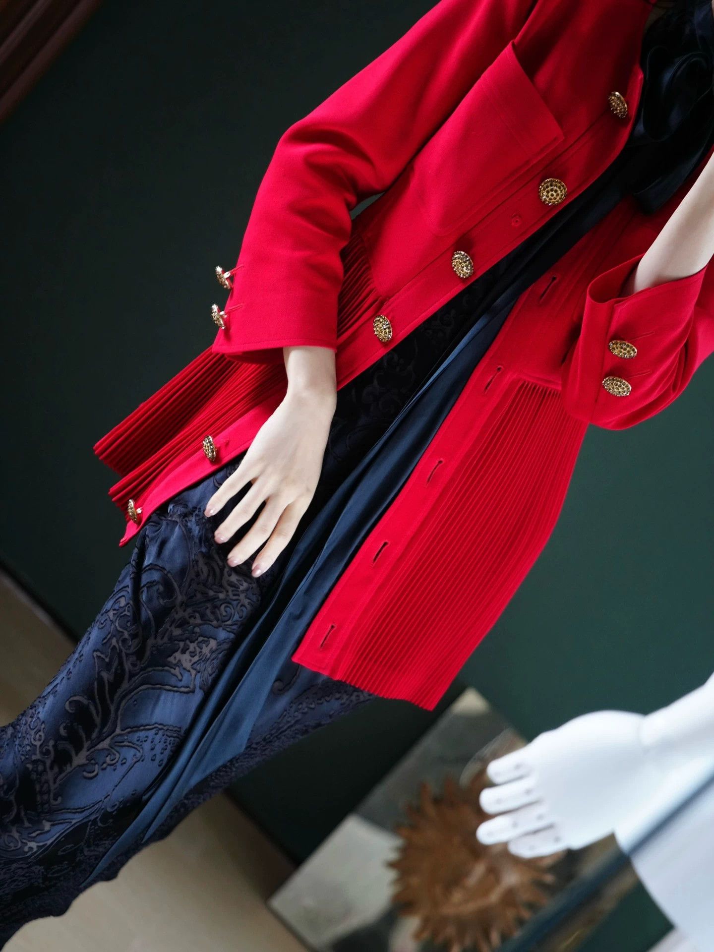 Valentino Valentino Vintage Wool Pleated Red Gemstone Button Blazer Size M / US 6-8 / IT 42-44 - 7 Thumbnail