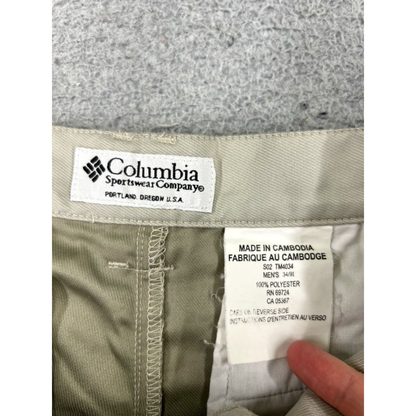 Vintage Columbia Men Bermuda Shorts 34 Beige 100% Polyester Pleated Zip Cargo Pocket Inseam 9 Regular Fit Beach Golf Casual Bermuda Shorts Mens Beige 34x9 Size US 34 / EU 50 - 7 Thumbnail