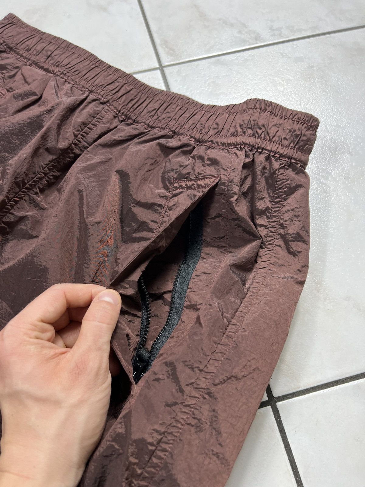 Stone Island Stone Island shiny nylon metal sweatpants burgundy baggy Size US 32 / EU 48 - 13 Thumbnail