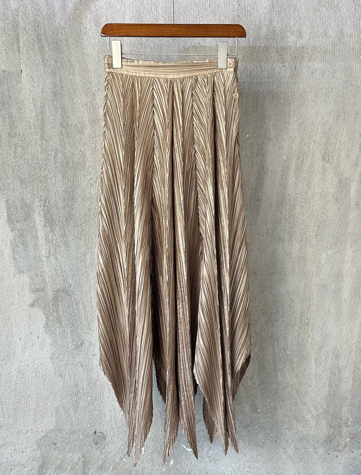 Issey Miyake Metallic shiny pointed half skirt Size XL / US 12-14 / IT 48-50 - 1 Thumbnail