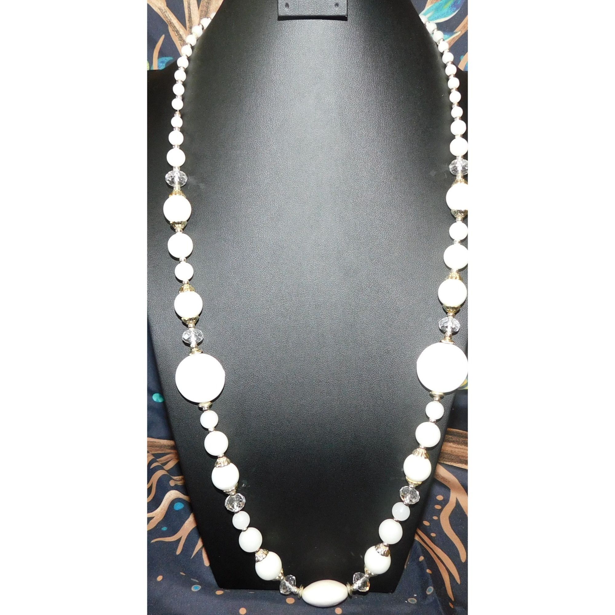 Other Elegant Retro White And Silver Tone Glass Beaded Necklace Size ONE SIZE - 1 Thumbnail