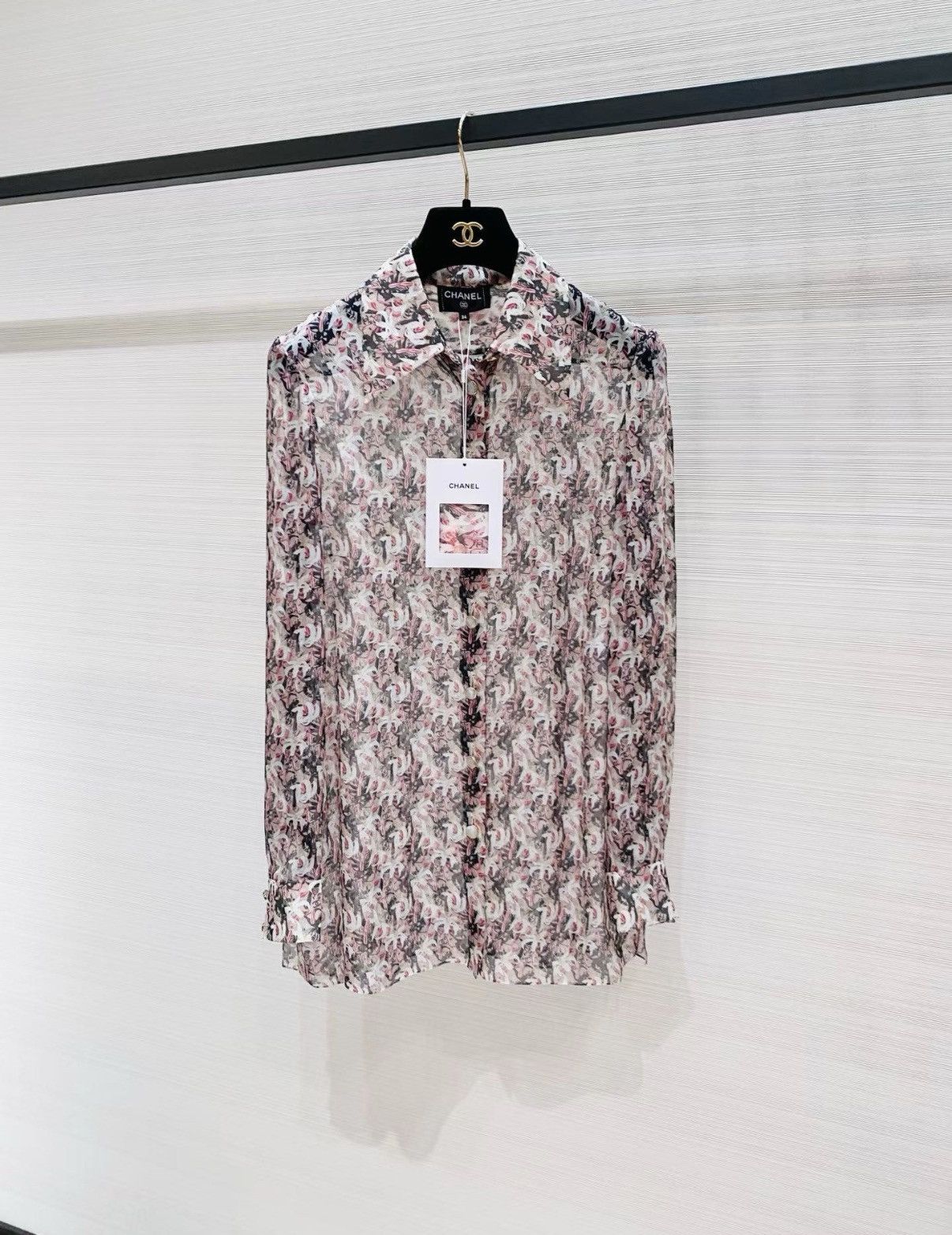 Chanel Chanel F34 Floral Logo Silk Long Sleeve Blouse J33 Size XXS / US 00 / IT 34 - 1 Thumbnail