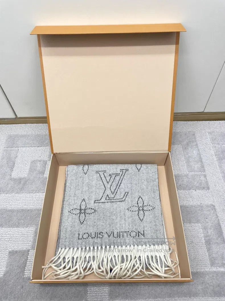 Louis Vuitton Louis Vuitton Grey single face cashmere fringe scarf Size ONE SIZE - 1 Thumbnail