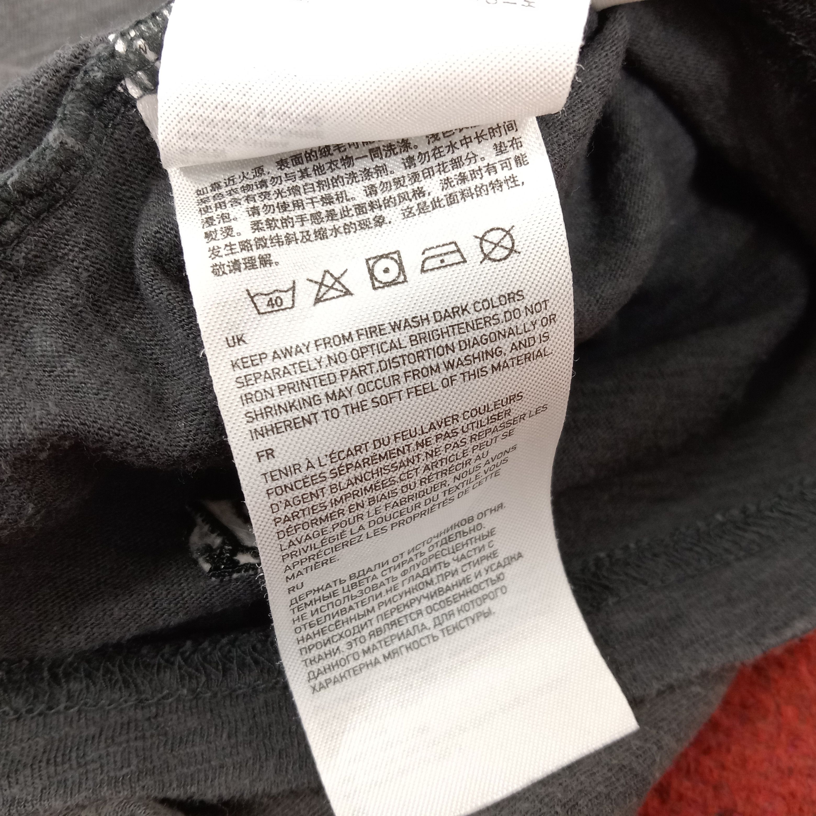 Japanese Brand Uniqlo Undercover Japanese Brand Skulls Design Custom Tshirt Size US L / EU 52-54 / 3 - 8 Thumbnail