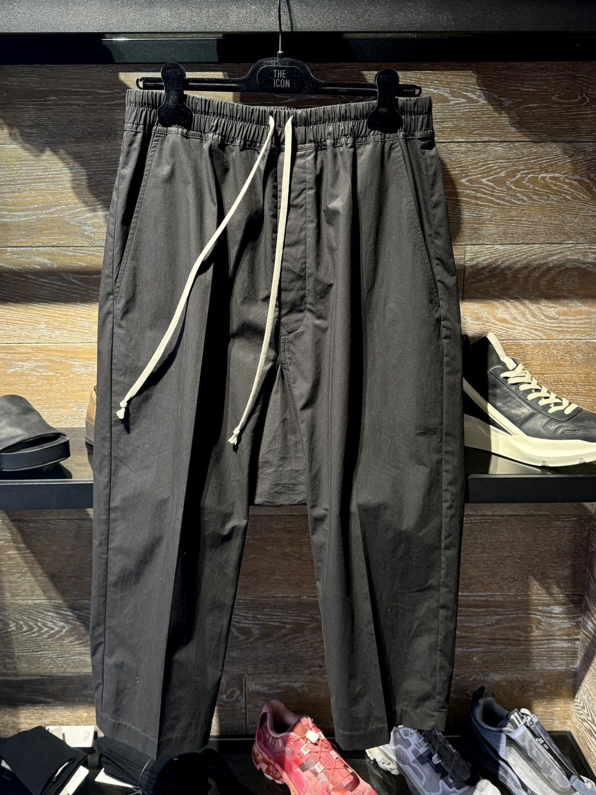 image of Last Size Rick Owens Ss24 Lido Drop-Crotch Cropped Pants in Black, Men's