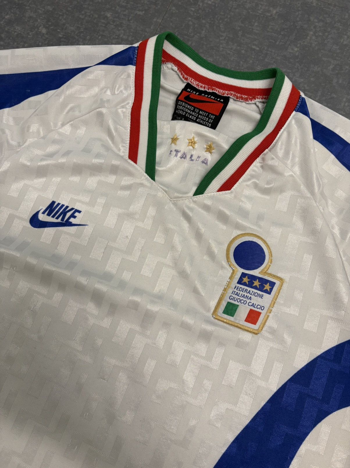 Nike 1996 Nike Italy Jersey Size US S / EU 44-46 / 1 - 3 Thumbnail