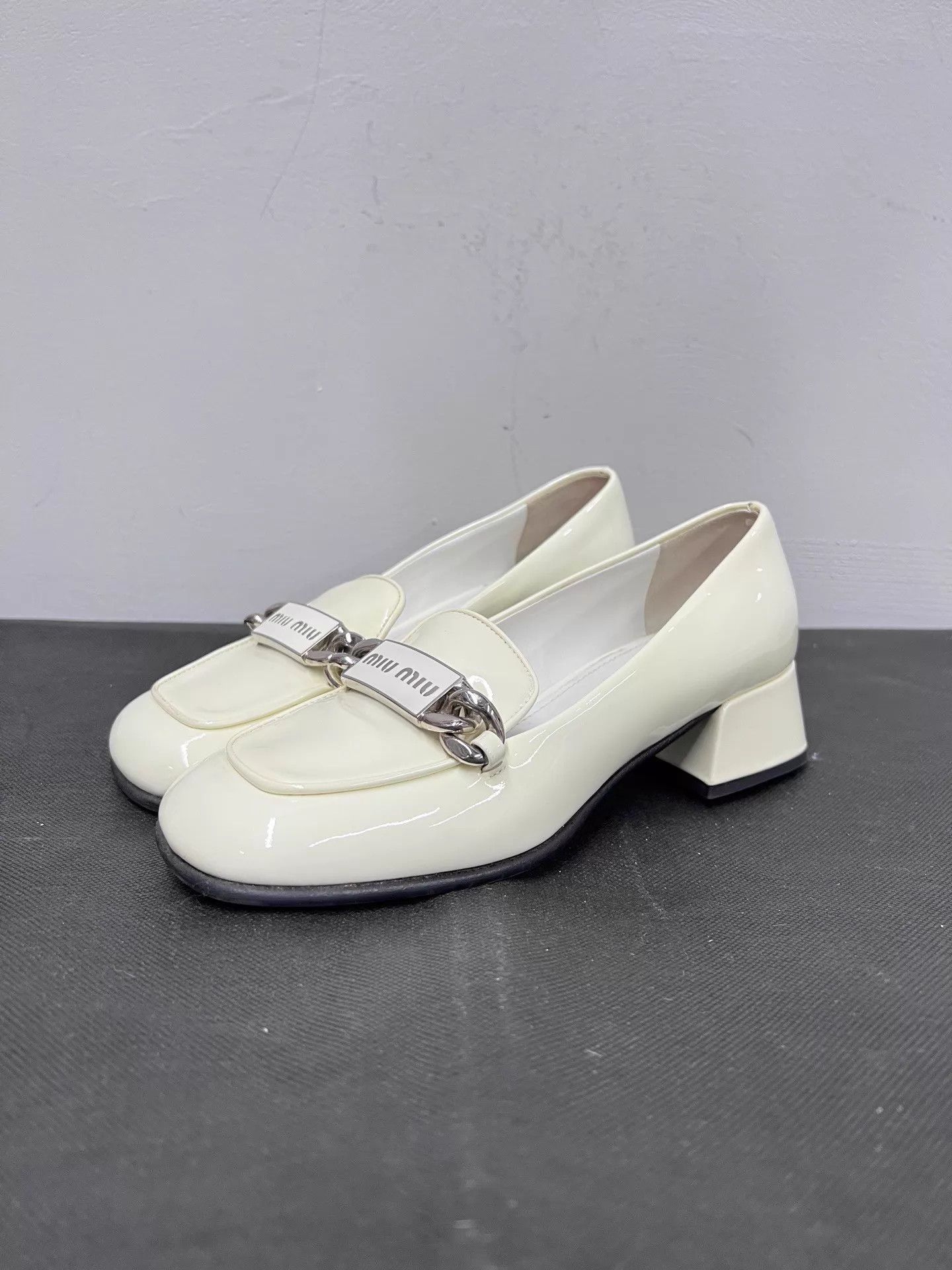 Miu Miu MIU MIU Cream Patent Slipon BlockHeel Loafer 35 99N Size US 4.5 / IT 34.5 - 1 Thumbnail