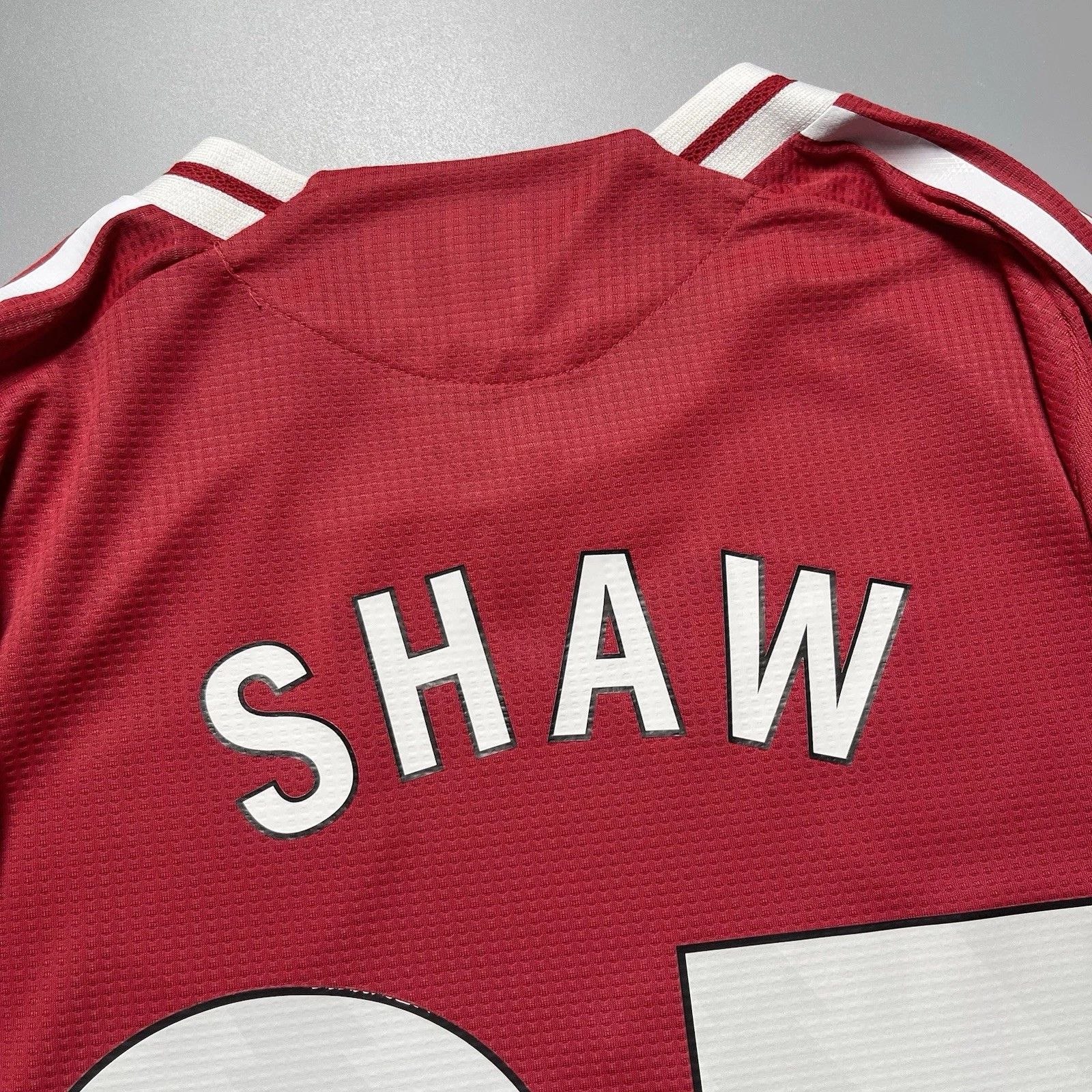 Adidas MAN UNITED ADIDAS 2024/2025 FOOTBALL HOME JERSEY #23 SHAW Size US M / EU 48-50 / 2 - 13 Thumbnail