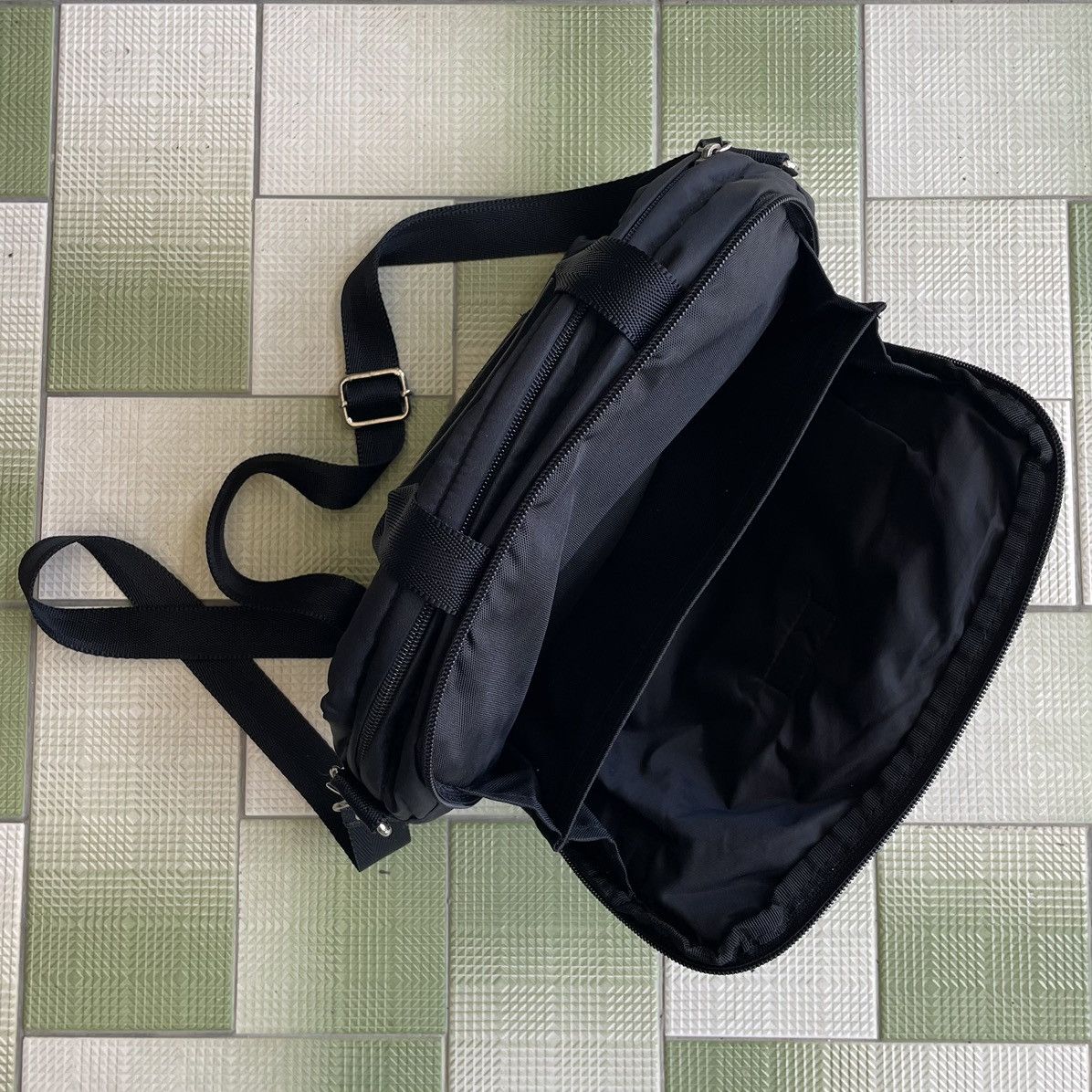 Hiroko Koshino Homme × Japanese Brand HIROKO KOSHINO BLACK NYLON MULTI POCKET SLING BAG Size ONE SIZE - 10 Thumbnail