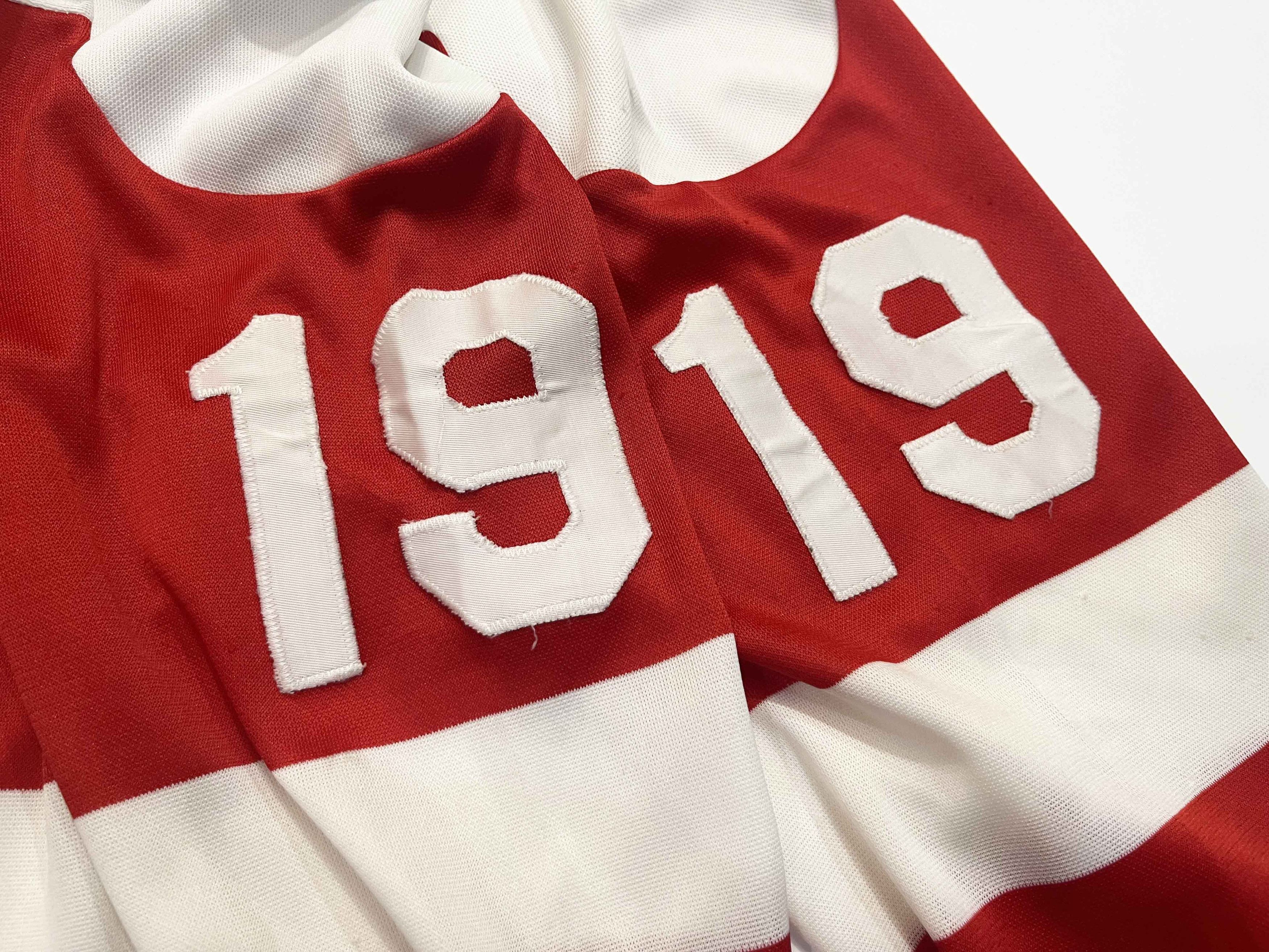 Ccm Vintage CCM Detroit Red Wings YZERMAN #19 NHL Hockey Jersey Size US L / EU 52-54 / 3 - 6 Thumbnail