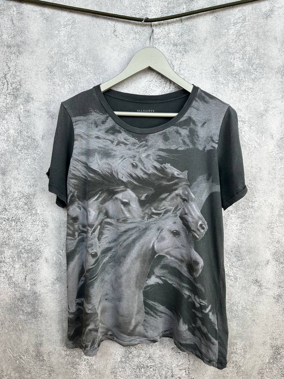 Allsaints Allsaints Equus Mazzy Horse Print Cut-Out Shoulder T-Shirt Size L / US 10 / IT 46 - 1 Thumbnail