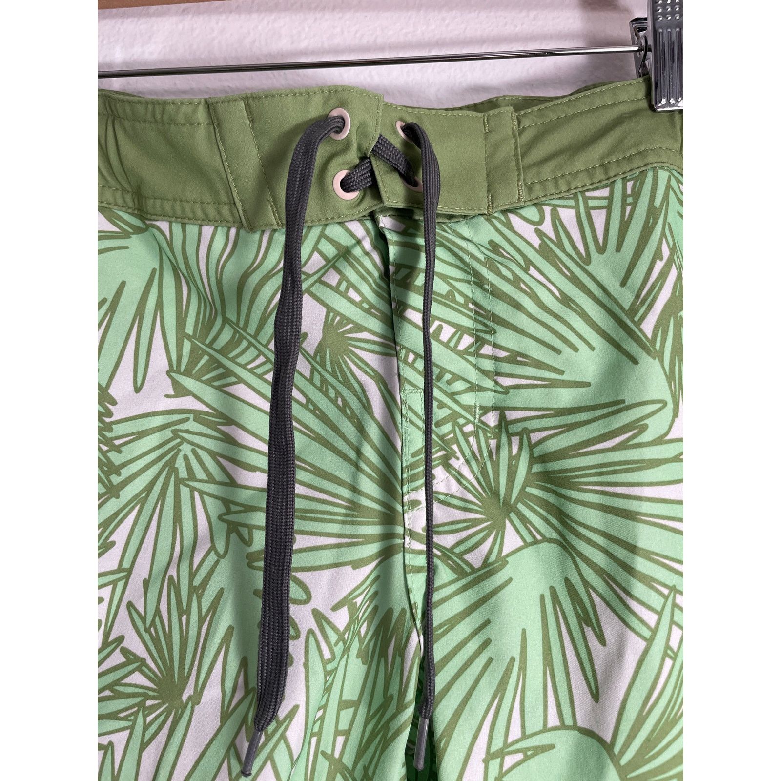 Target Basics Art Class Boys' Green Palm Tree Print Swim Shorts Youth 8 Size US 26 / EU 42 - 4 Thumbnail