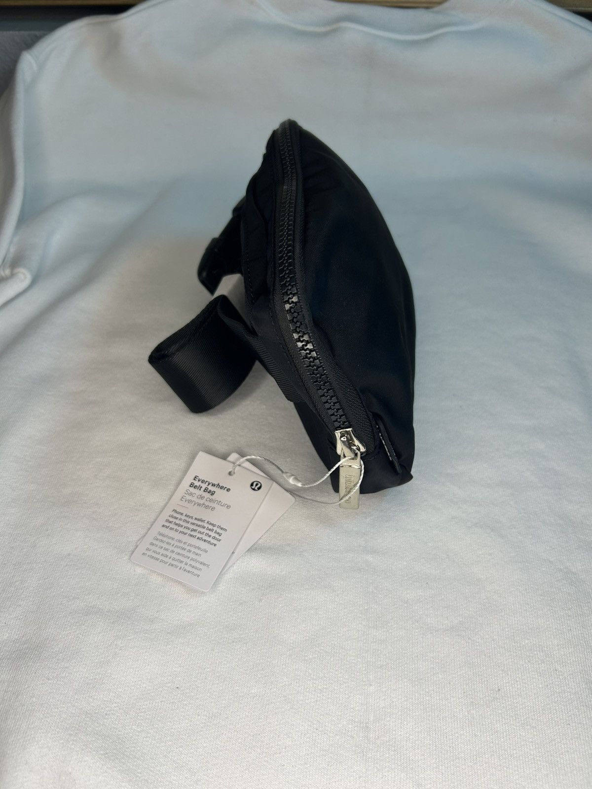 Lululemon New Lululemon Everywhere Belt Bag Color:Black/Size IL Size ONE SIZE - 3 Thumbnail