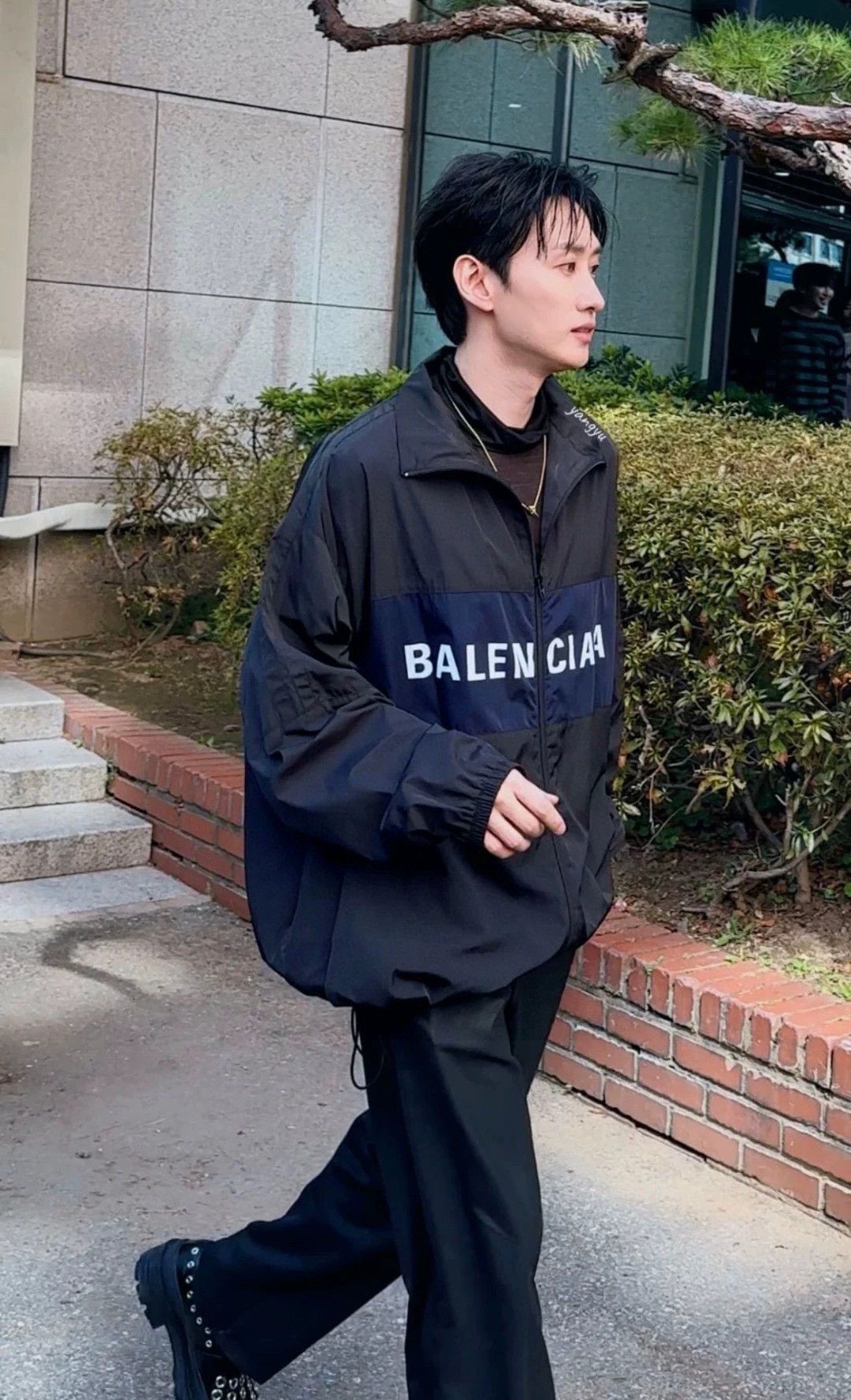 Balenciaga balenciaga black zip-up jacket with logo Size US XXS / EU 40 - 9 Thumbnail