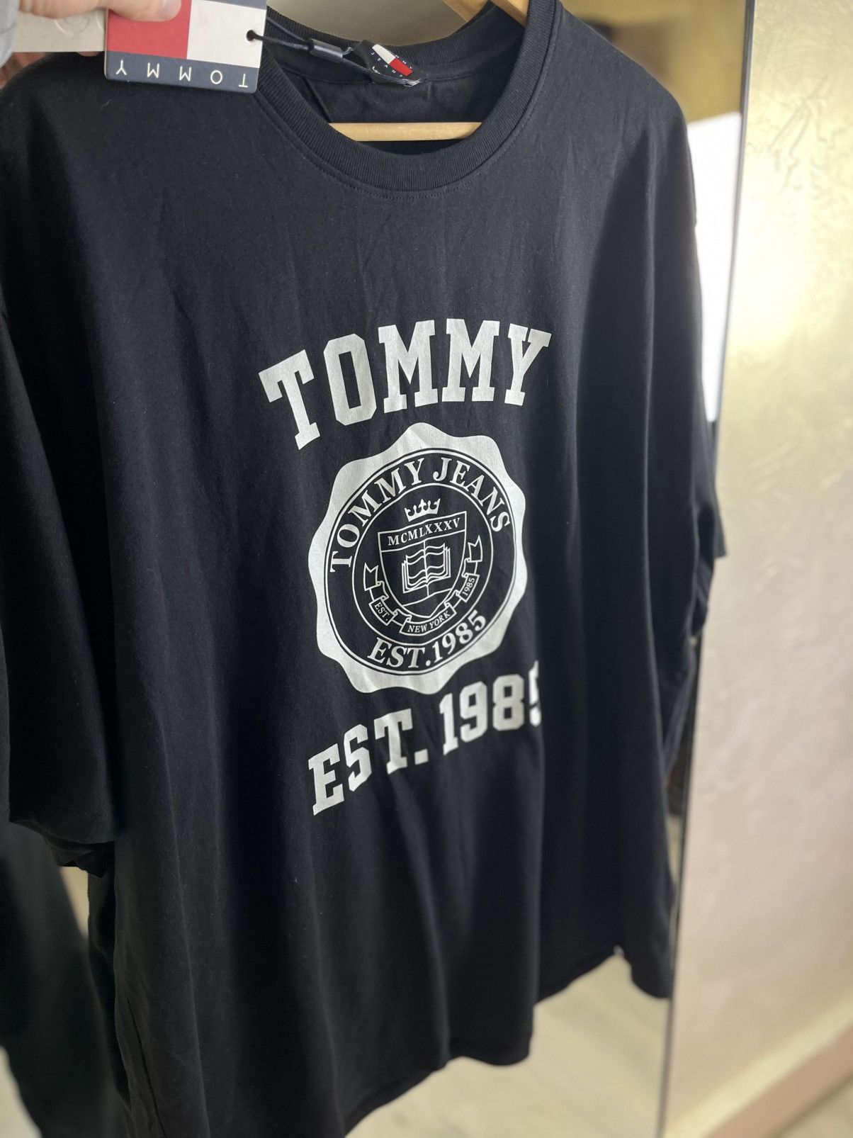 Tommy Hilfiger Tommy Jeans Heritage Varsity Crest Graphic Tee Black Size US L / EU 52-54 / 3 - 3 Thumbnail
