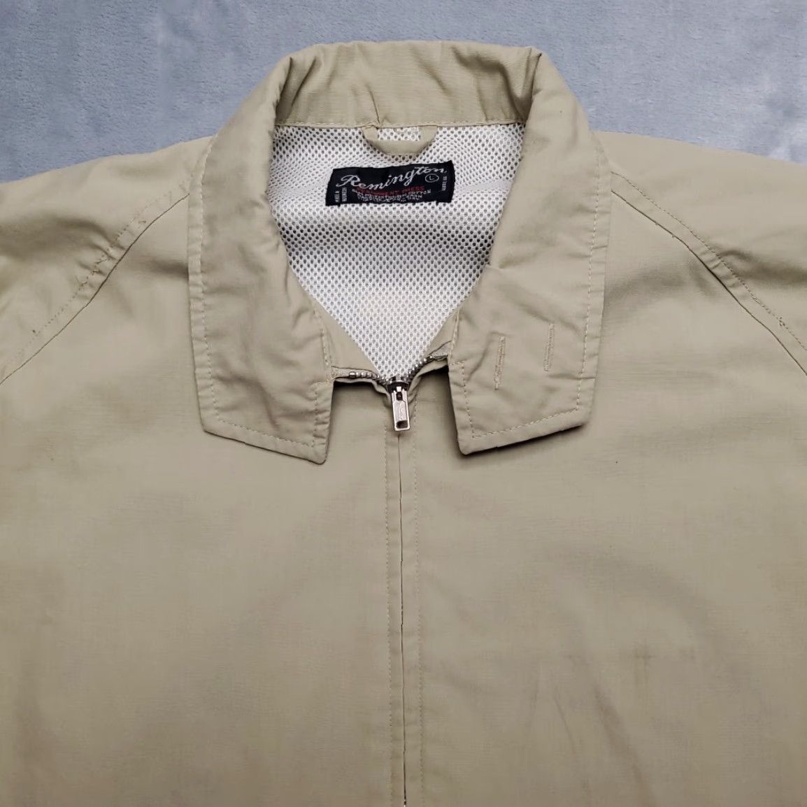 Pistola VINTAGE Remington Bomber Jacket Mens L Khaki Beige Poplin NRA Pistol Outdoor 90s Mens Size US L / EU 52-54 / 3 - 3 Thumbnail