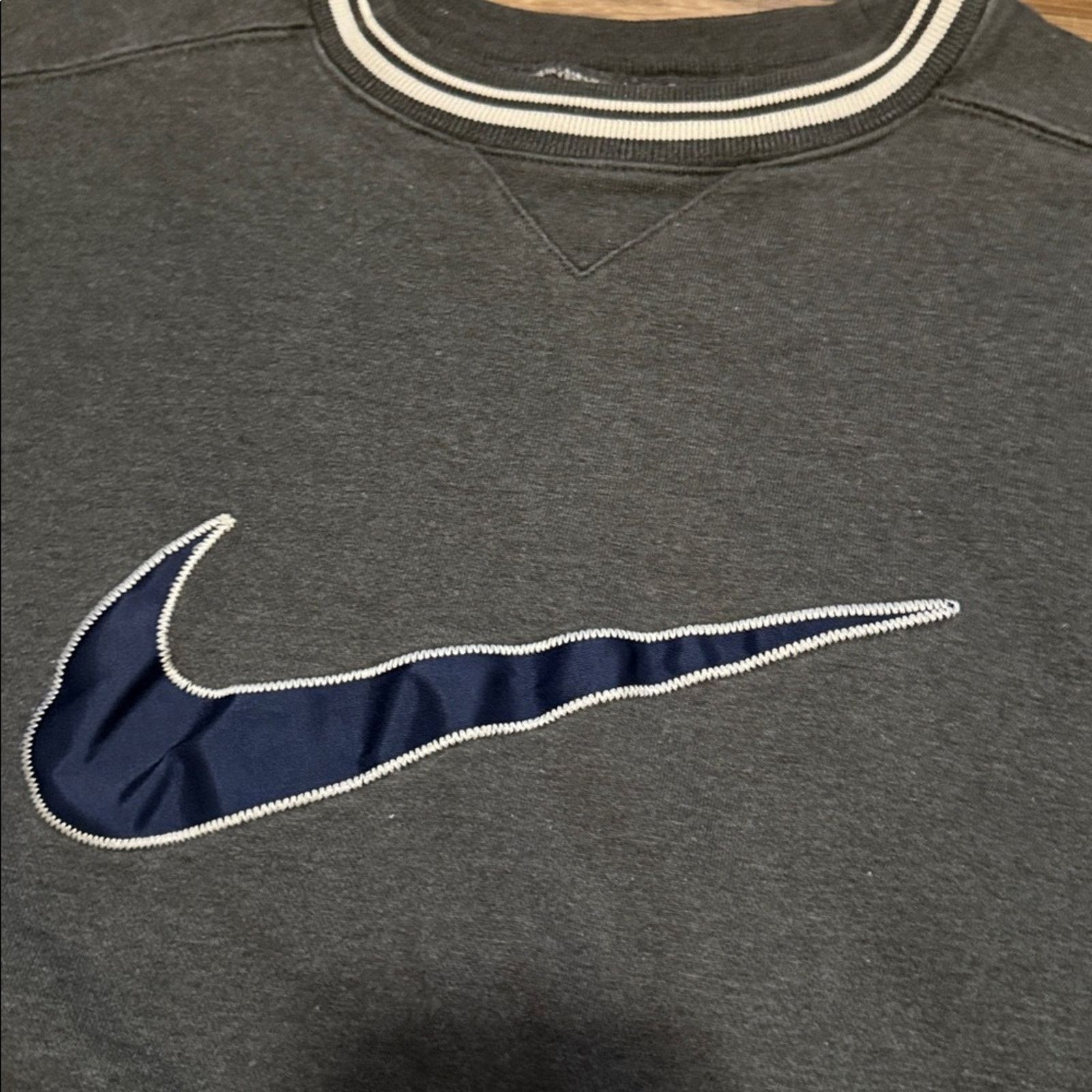 Nike 90s Nike Big Center Swoosh Crewneck Sweatshirt Size US L / EU 52-54 / 3 - 3 Thumbnail