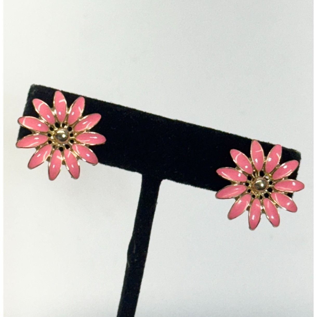 Vintage Vintage pink enamel flower clip on earrings Size ONE SIZE - 1 Thumbnail