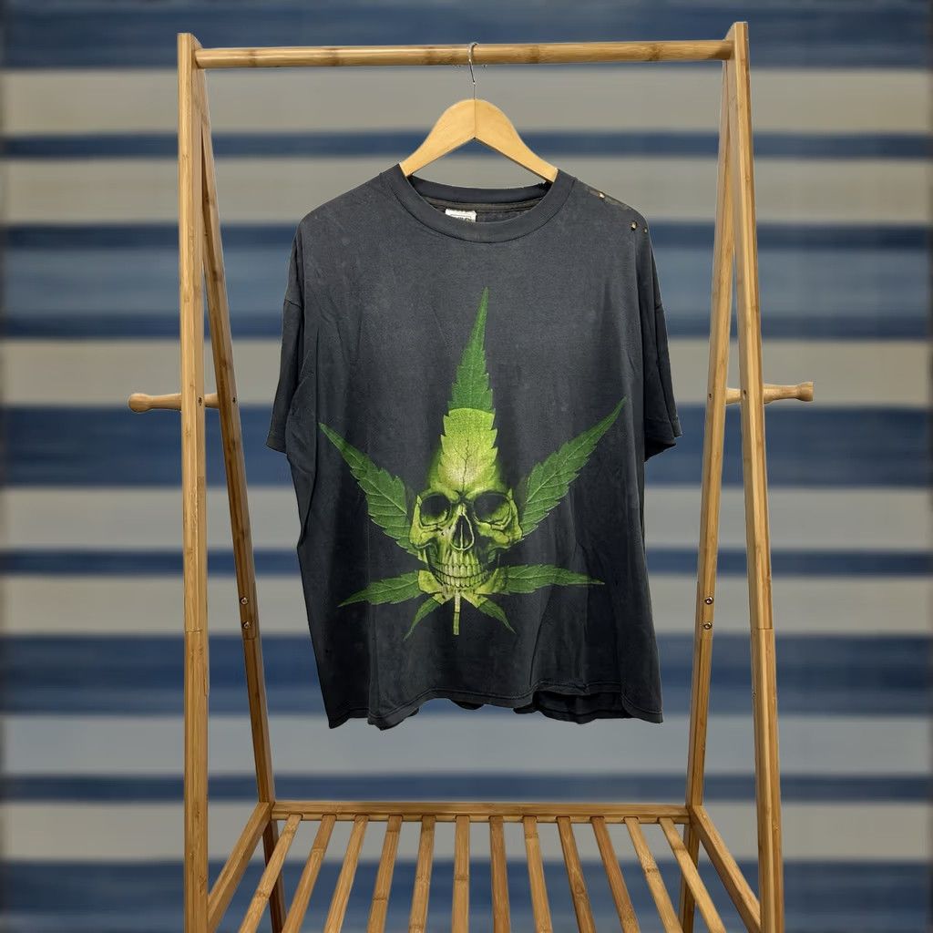 Vintage VTG 90s Weed Marijuana Chronic Skull Gradient Sun Faded Wild Oats T-Shirt XL Men Black Size US XL / EU 56 / 4 - 1 Thumbnail