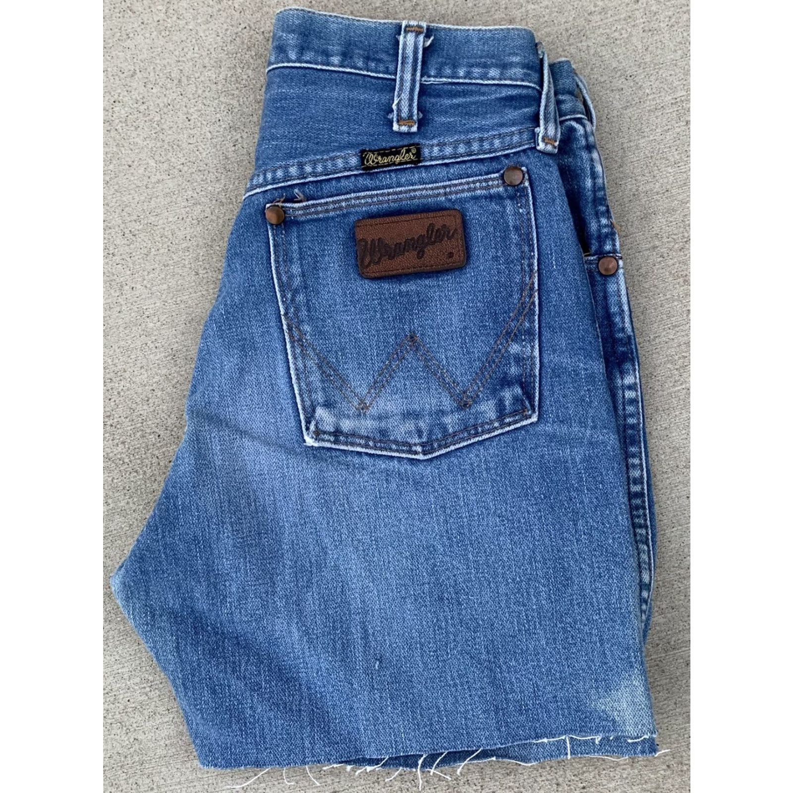 Wrangler VINTAGE Wrangler Jeans shorts western cut offs made in USA Sz 28 27” waist Denim Blue 1970s Rockabilly Mens Womens Size 28" / US 6 / IT 42 - 6 Thumbnail