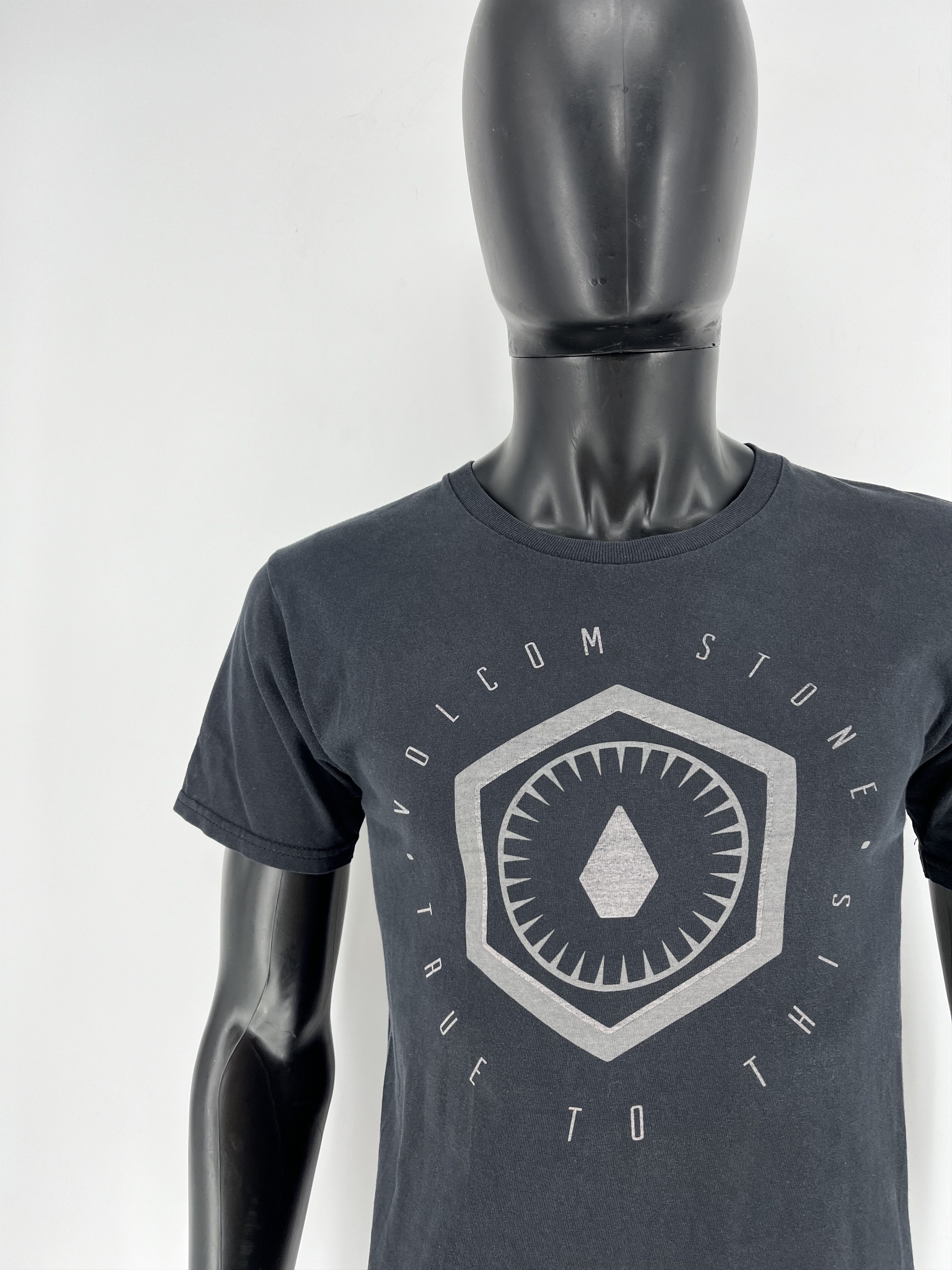 Band Tees × Volcom Vintage Y2K Volcom Stone Skateboard Pin Logo Design Tshirt Size US S / EU 44-46 / 1 - 6 Thumbnail