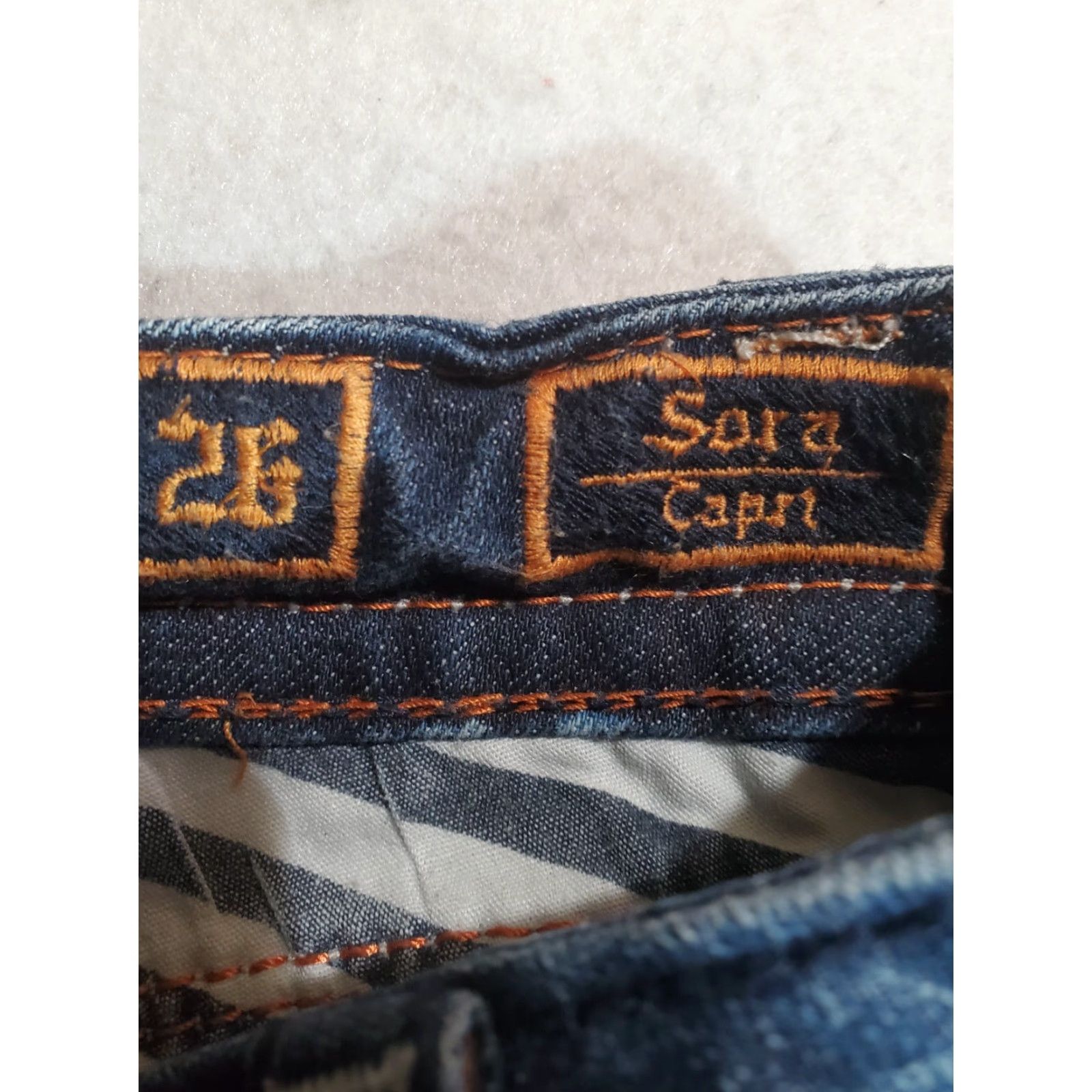 Vintage ROCK REVIVAL Jeans SORA CAPRI Embroidered Flap Sequin Stretch Womens Size 26x18 Dark Blue Size 26" / US 2 / IT 38 - 5 Thumbnail