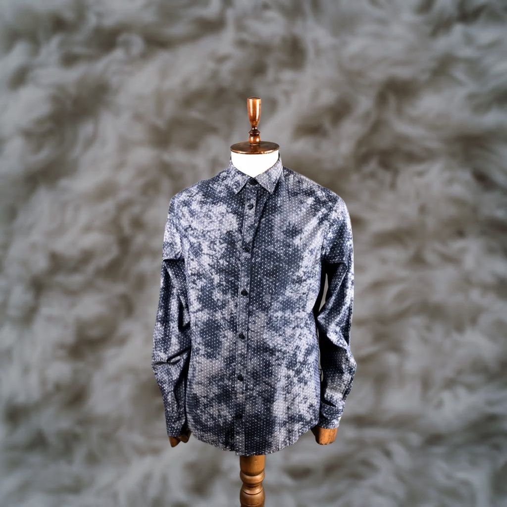 Vintage Armani Jeans Men's Shirt XL Blue Cotton Patterned Long Sleeve Stars Casual Button-Up with Branded Buttons Size US XL / EU 56 / 4 - 1 Thumbnail