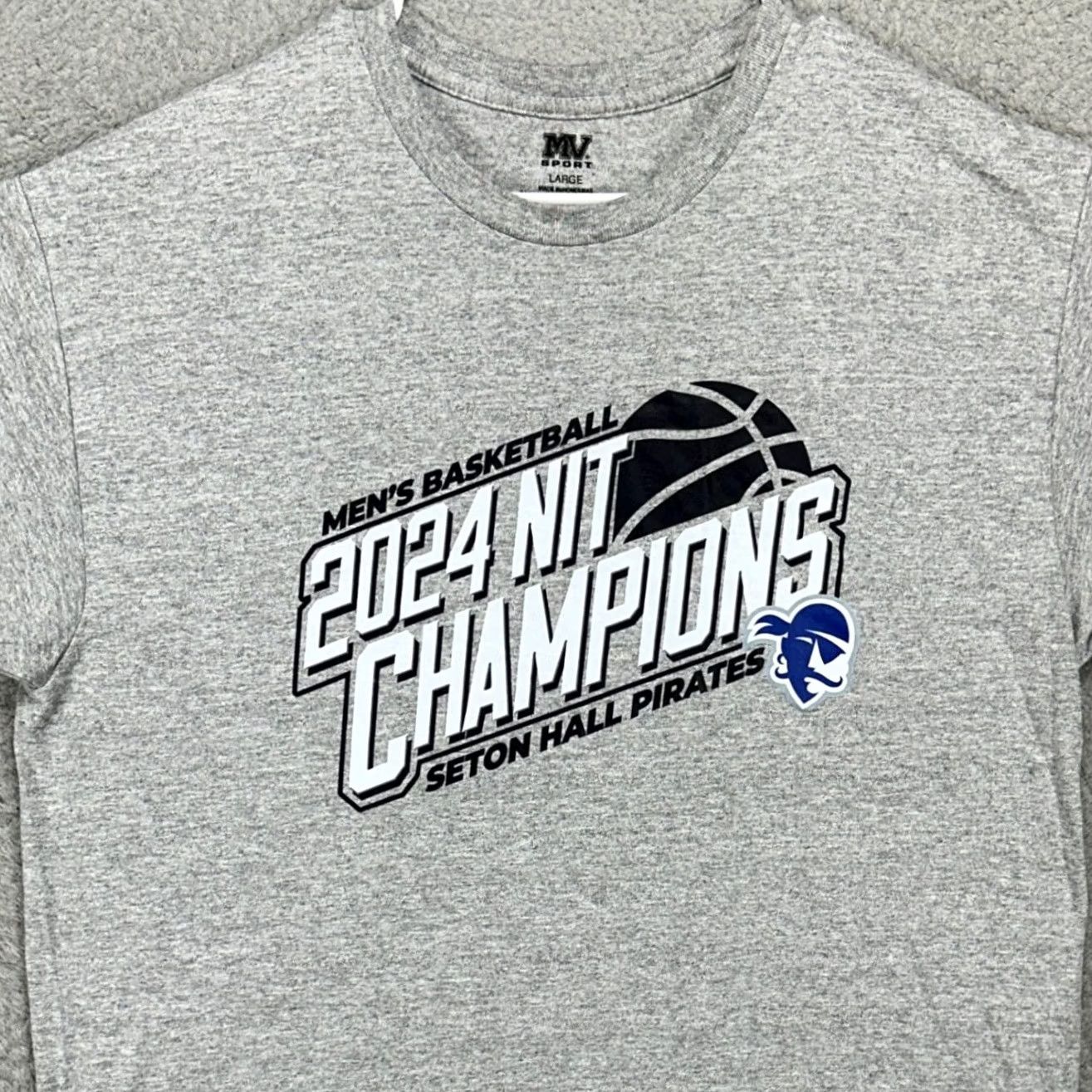 Champion Seton Hall Pirates T-Shirt Mens Large Light Gray 2024 NIT MV Sport Shirt Short Sleeve Graphic Print Crew Neck Cotton Polyester Breathable Men Clothes Size US L / EU 52-54 / 3 - 2 Thumbnail